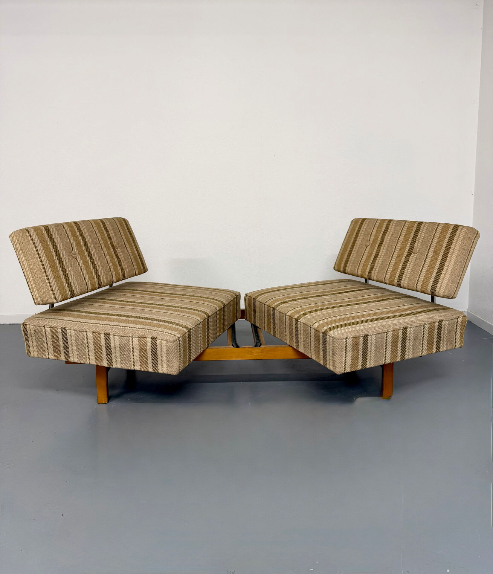 Vintage Daybed sofa bed design by Wilhelm Knoll model Stella from the 1960s.