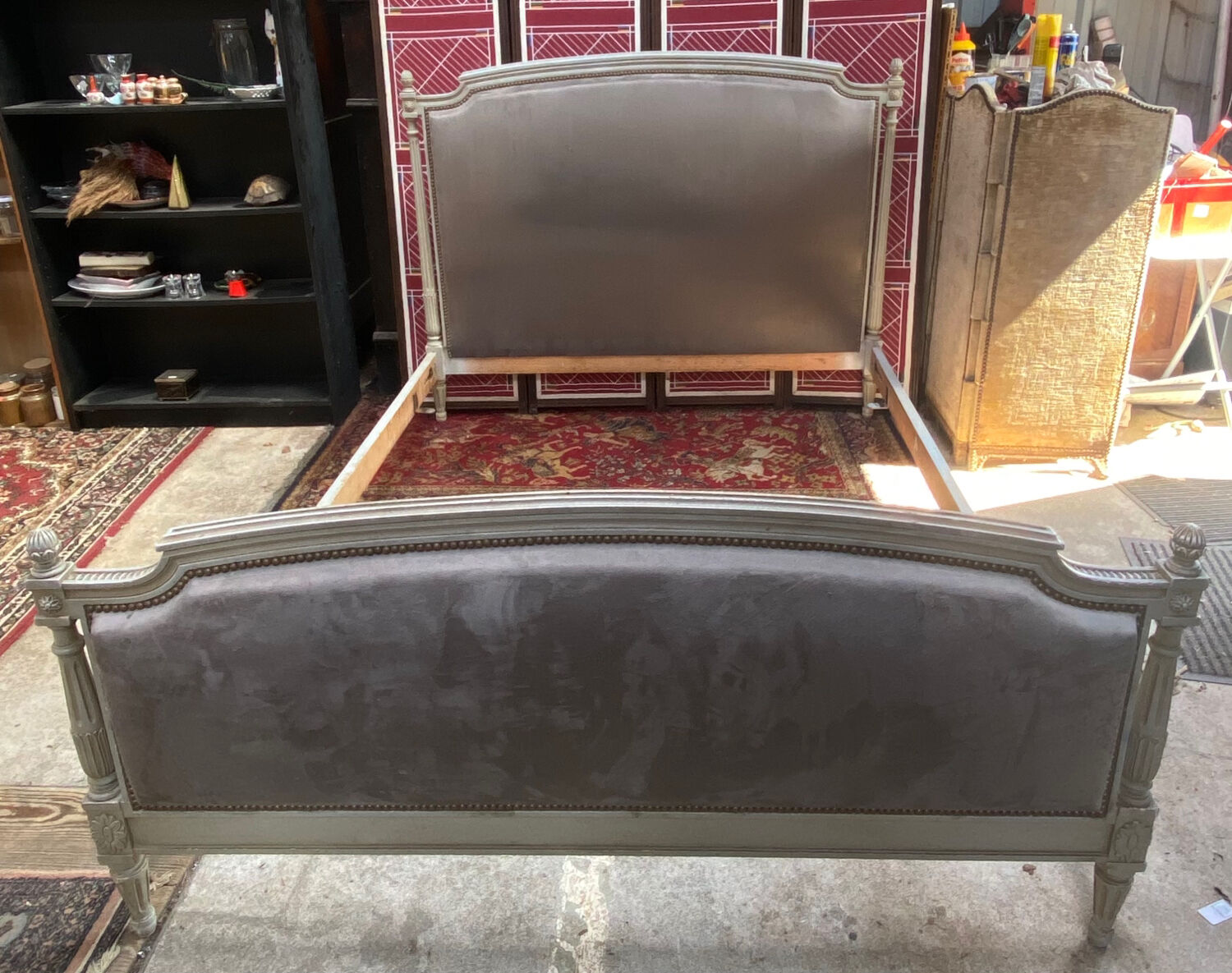 Lit style Louis XVI capitonné velours gris clouté
