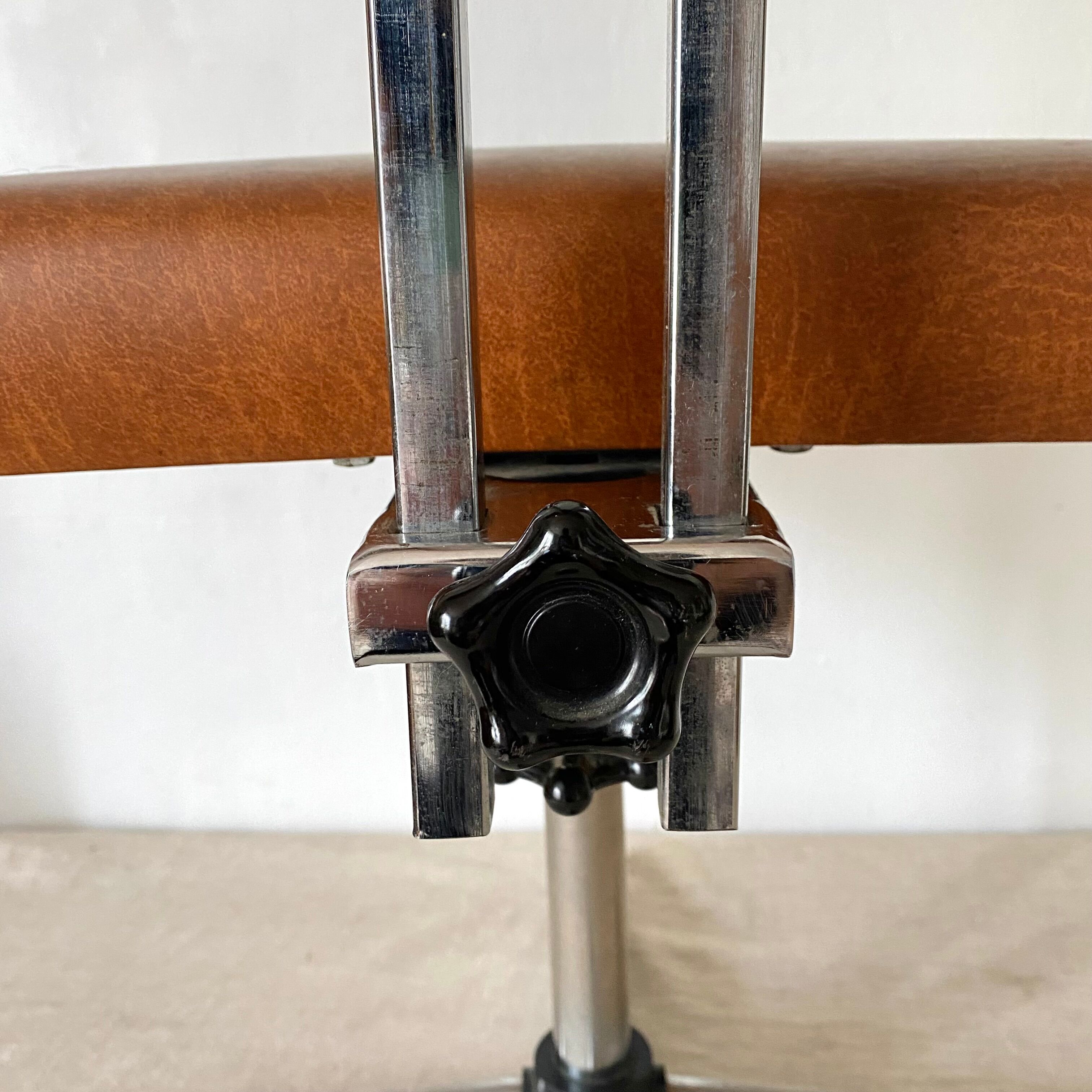 Vintage industrial office chair in skaï