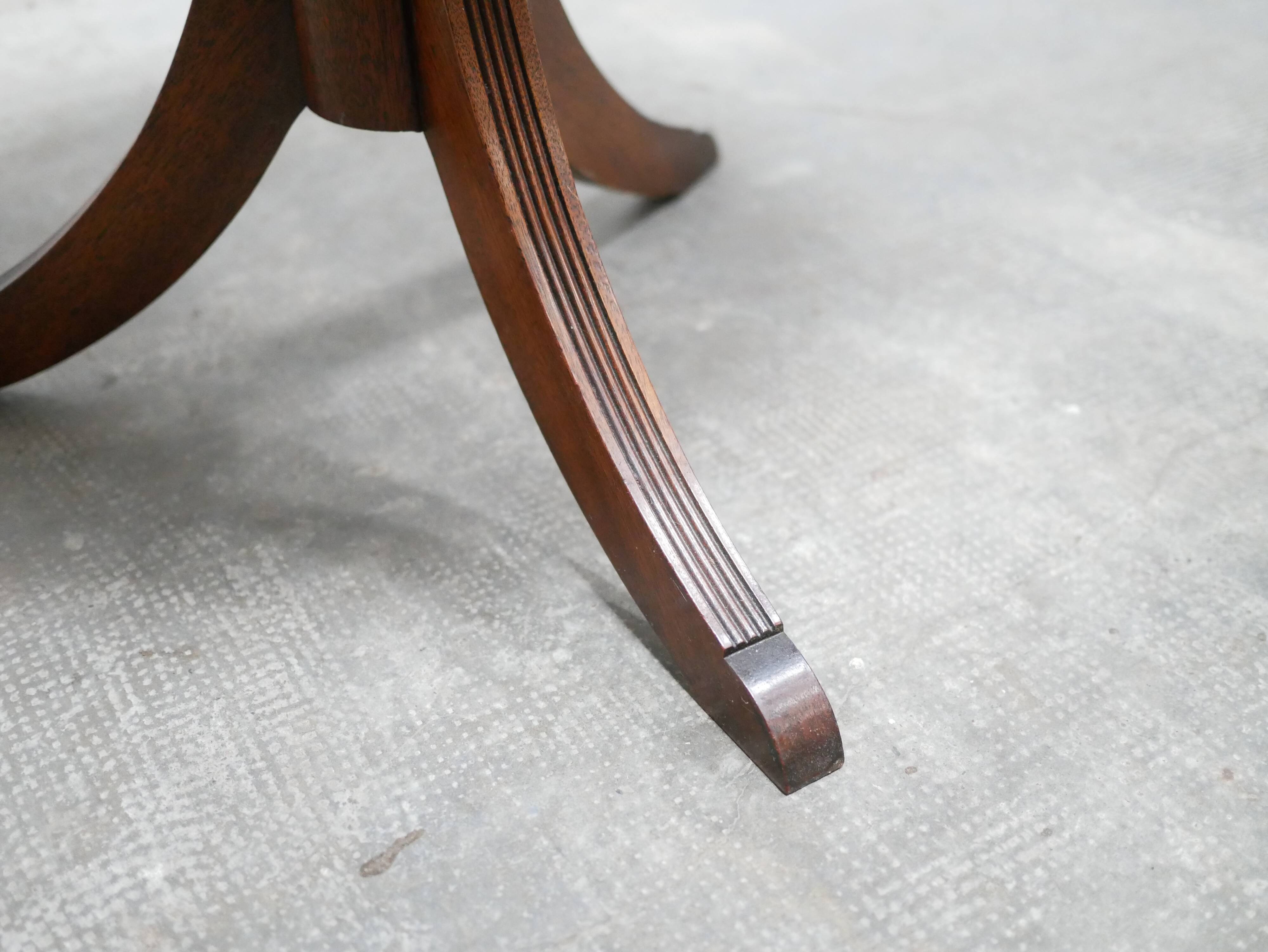 Vintage English pedestal table in wood and leather