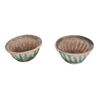 Set of 2 mid-century bowls in brown and green stoneware, rustic patina.