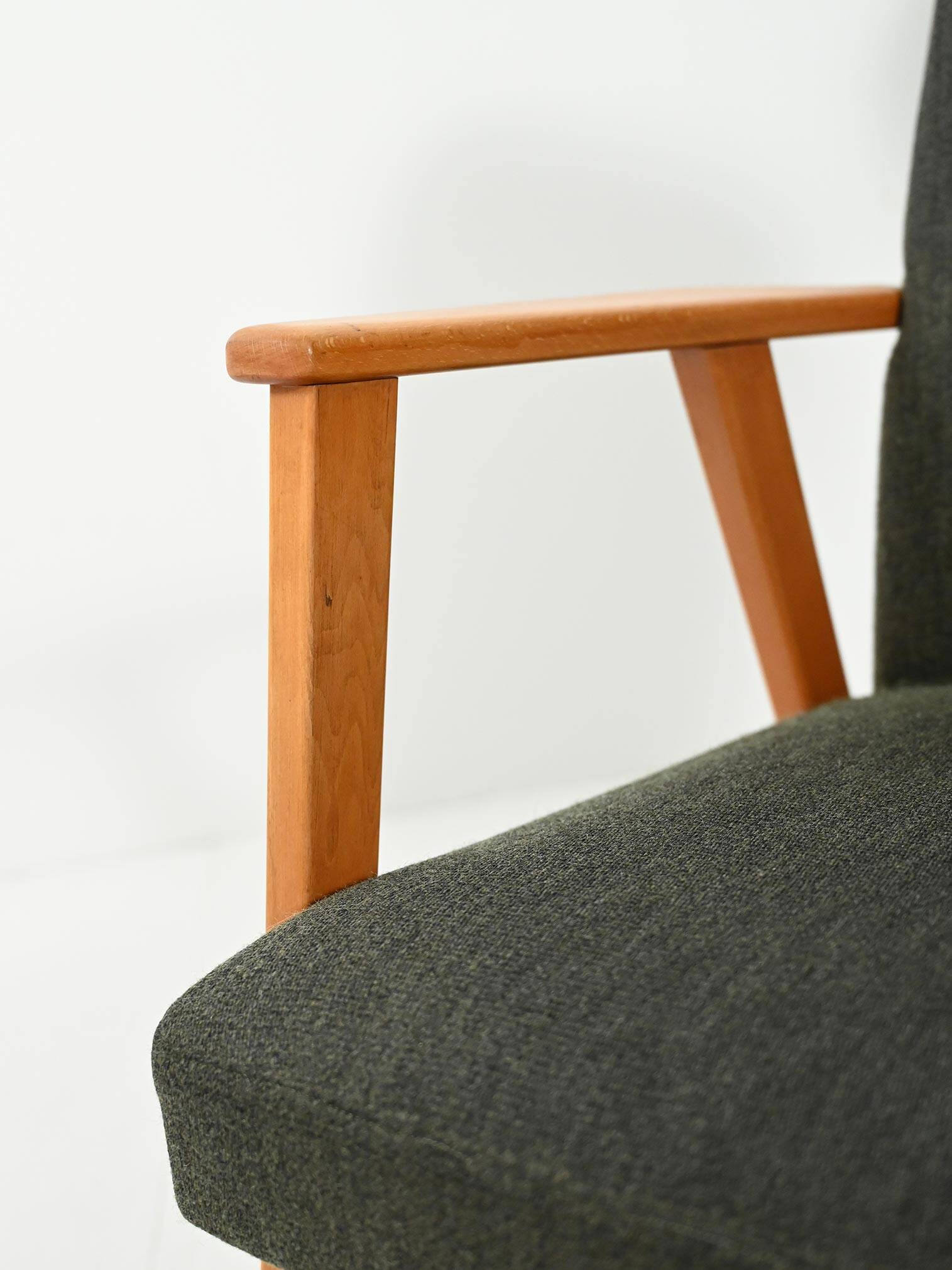 Paire de fauteuils en hêtre avec un revêtement en tissu gris
