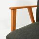 Paire de fauteuils en hêtre avec un revêtement en tissu gris