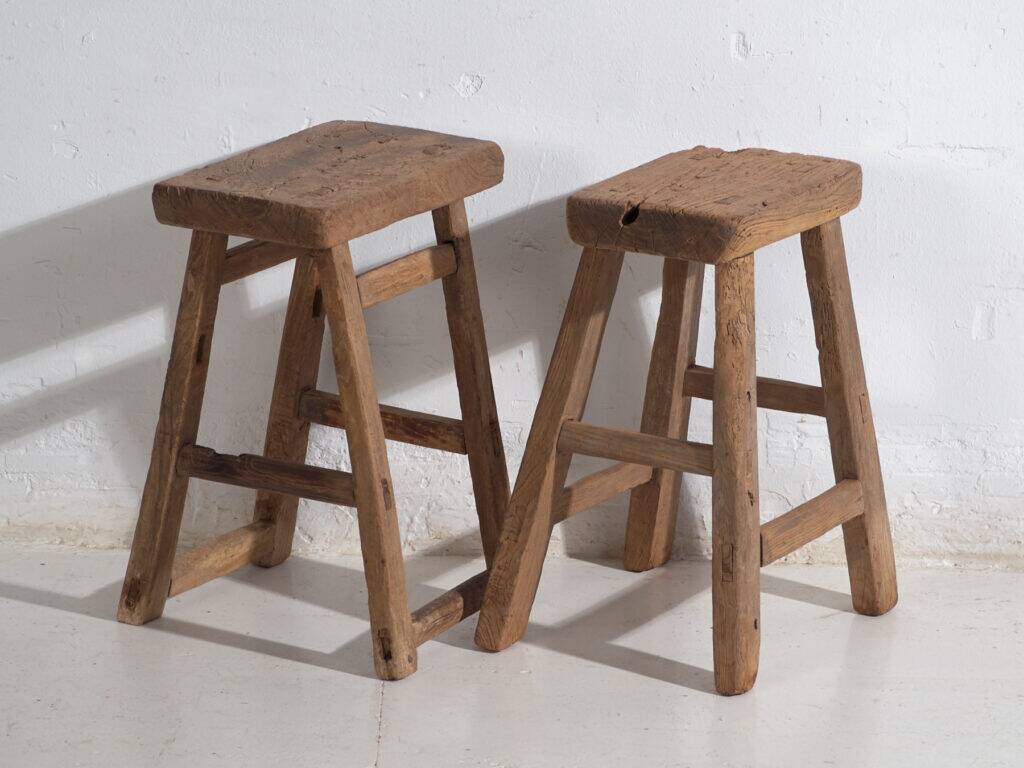 Tabourets chinois anciens en orme – Dynastie Qing, circa 1900. Ensemble de 2 pièces