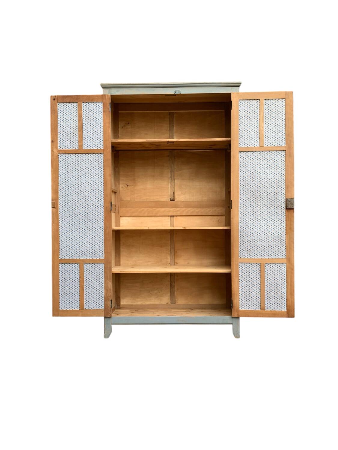 Armoire parisienne ancienne Luterma patine grise bleutée