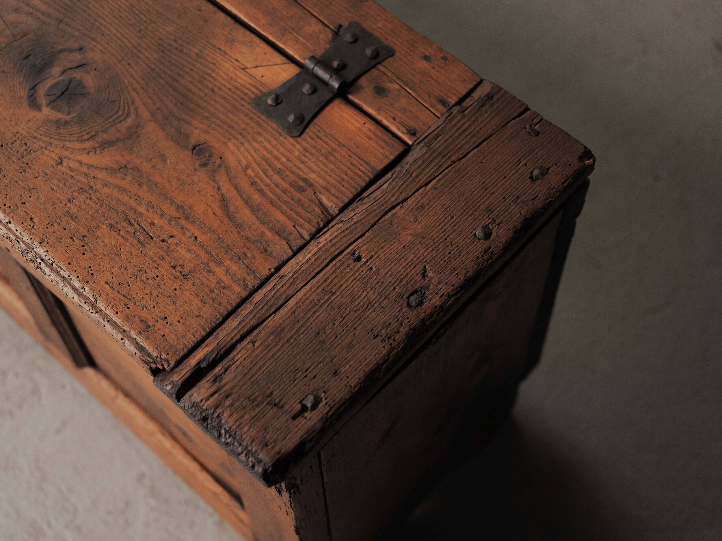 Massive pine bank chest, Art-Populaire, Auvergne, 19th century