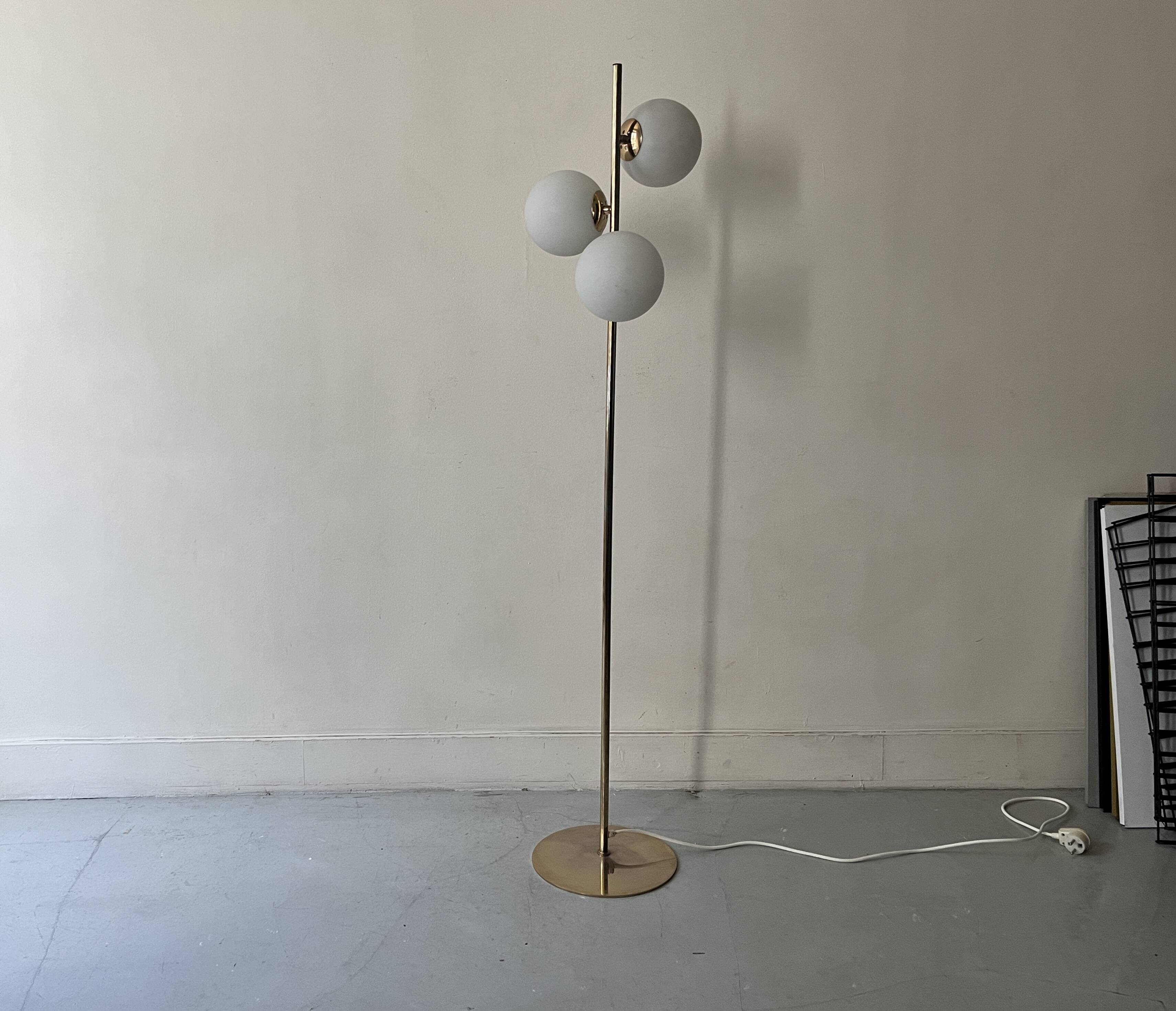 Cluster floor lamp with 3 spherical lamps in gold metal and white glass