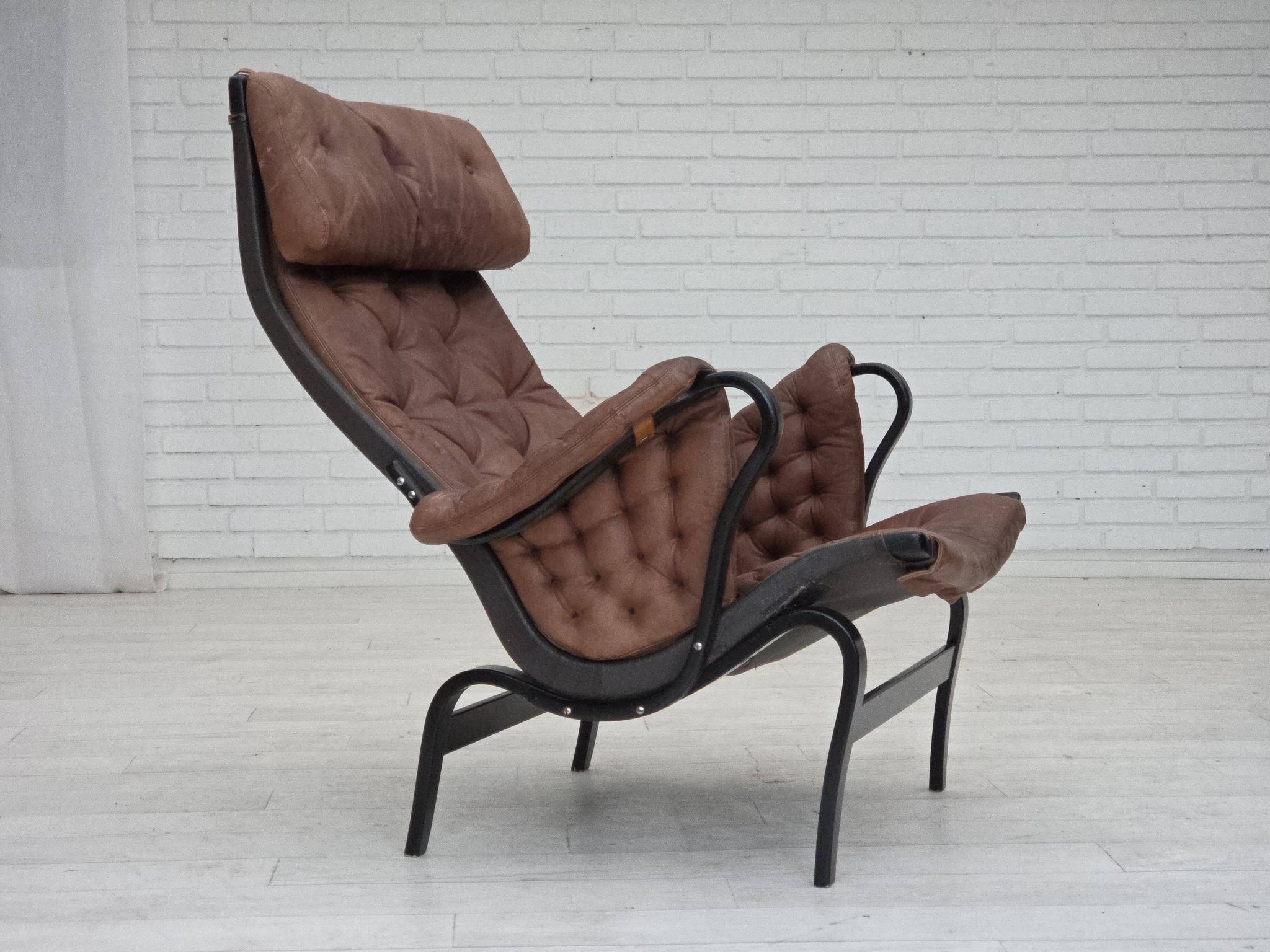 Années 1970, design suédois de Bruno Mathsson, modèle « Pernilla », cuir.