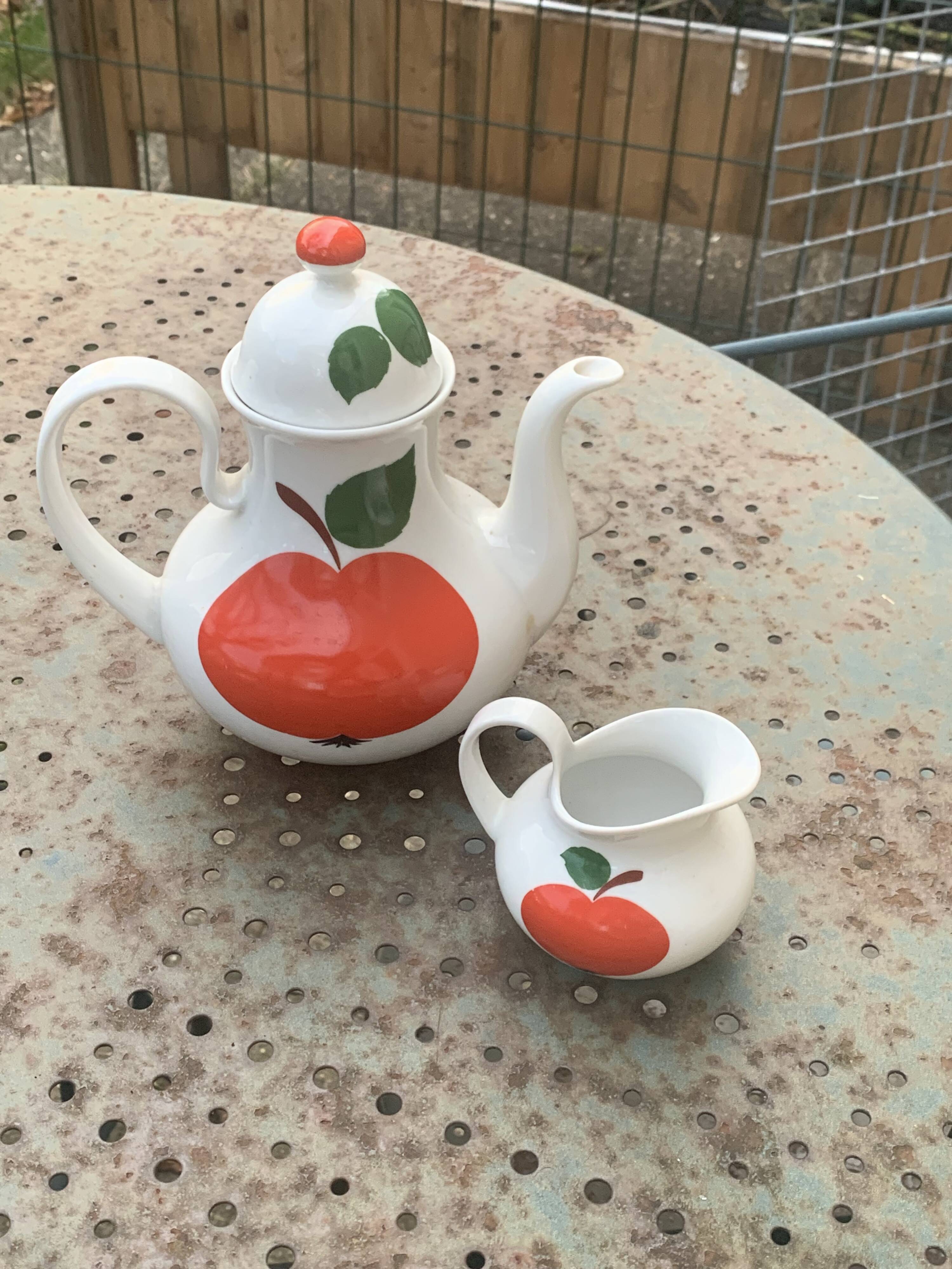 Red apple porcelain coffee service, Patricia model, Lehmann, Weiden, Bavaria