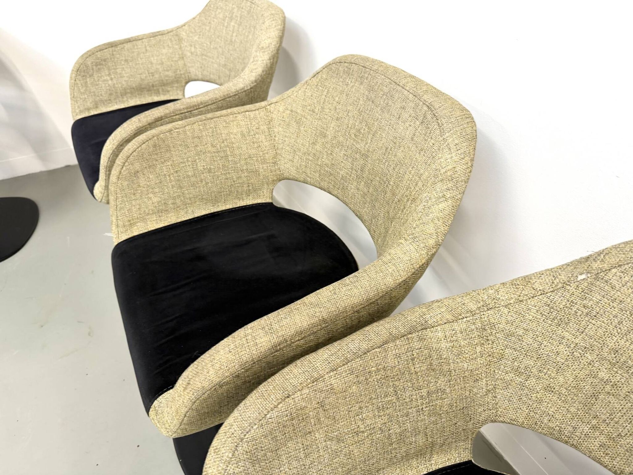 Series of six swivel chairs with organic shell, mottled fabric and base dis