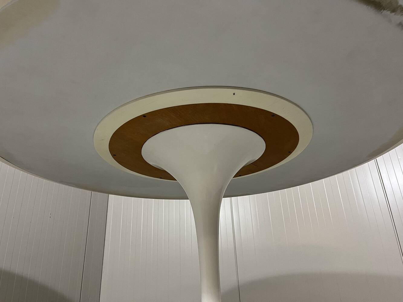 Knoll International Tulip dining table by Eero Saarinen