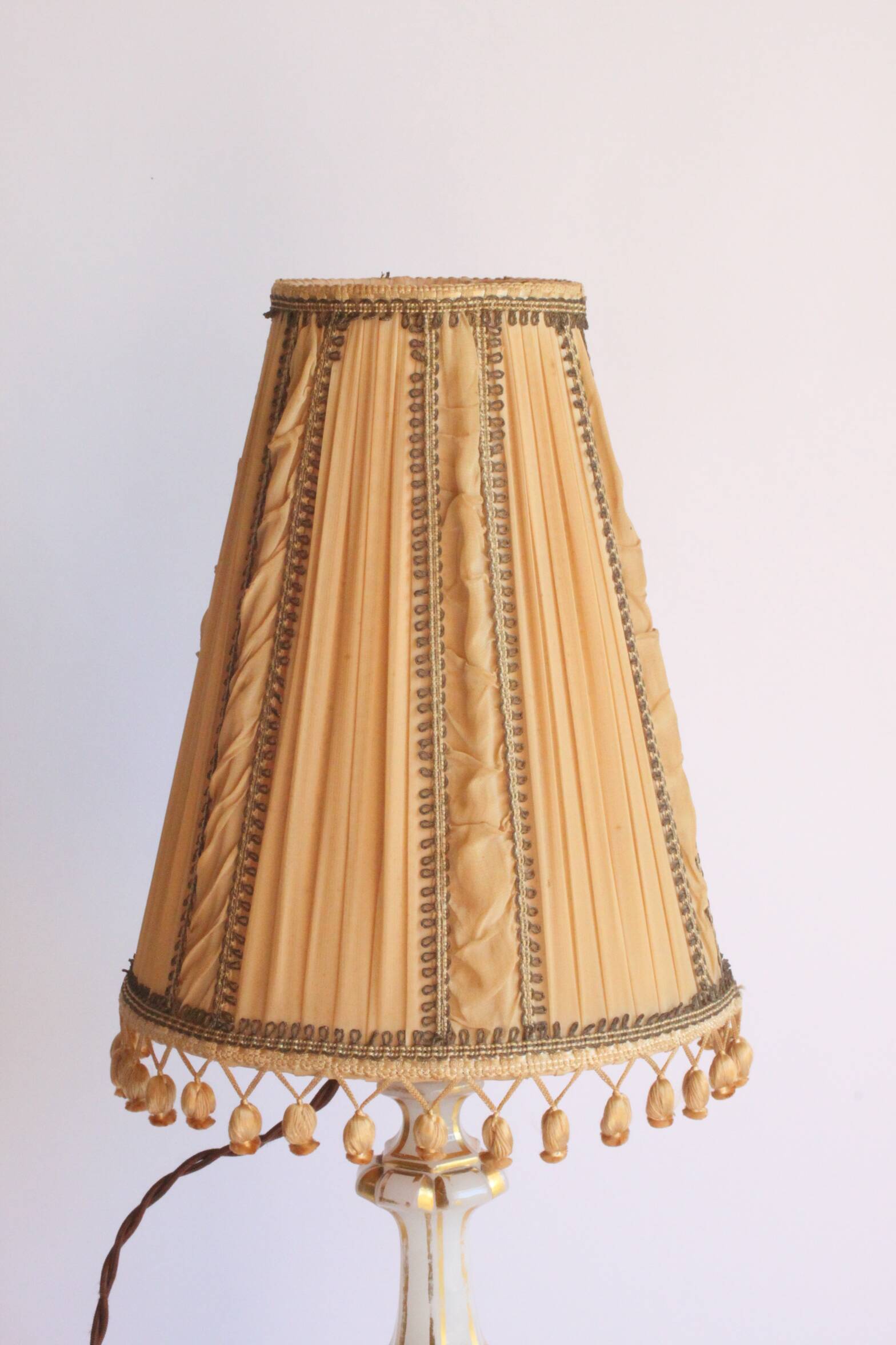 Lampe de table en verre doré opalin, années 1920