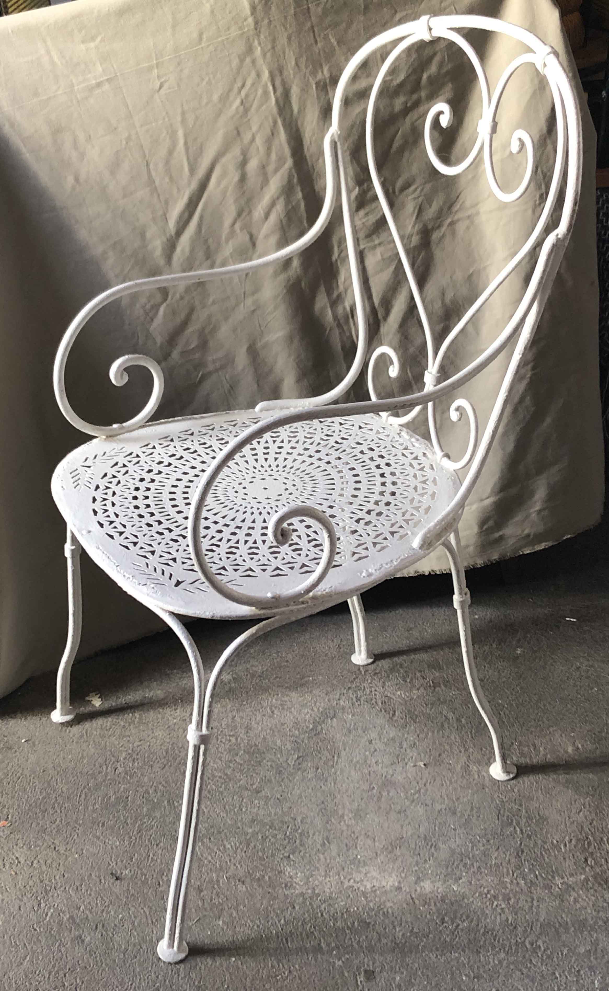 POP UP SEPT 2022 - White wrought iron armchair