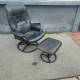 Fauteuil et repose pied cuir design scandinave