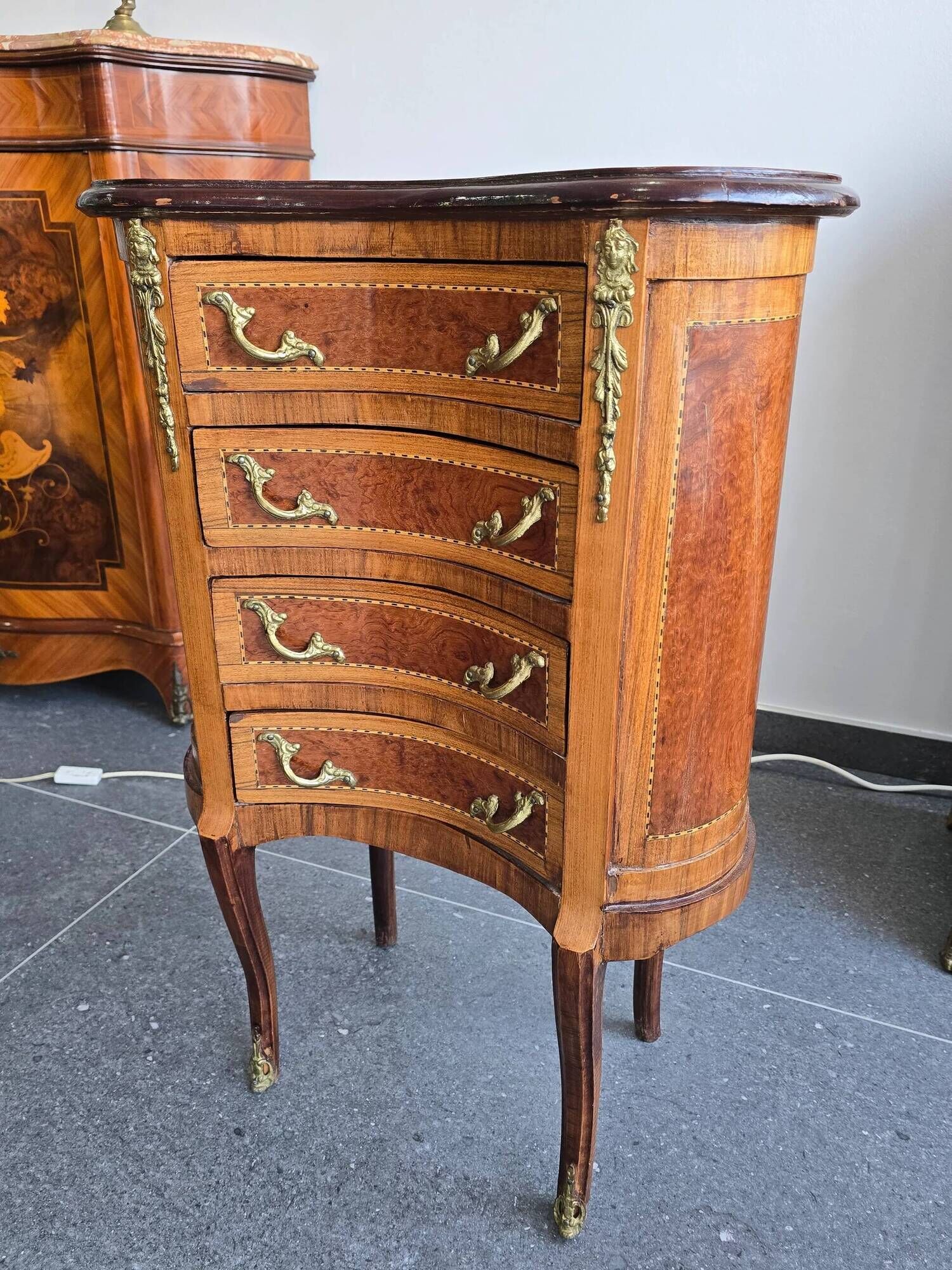 Commode galbée demi-lune en marqueterie – style Louis XV, fin XIXe siècle