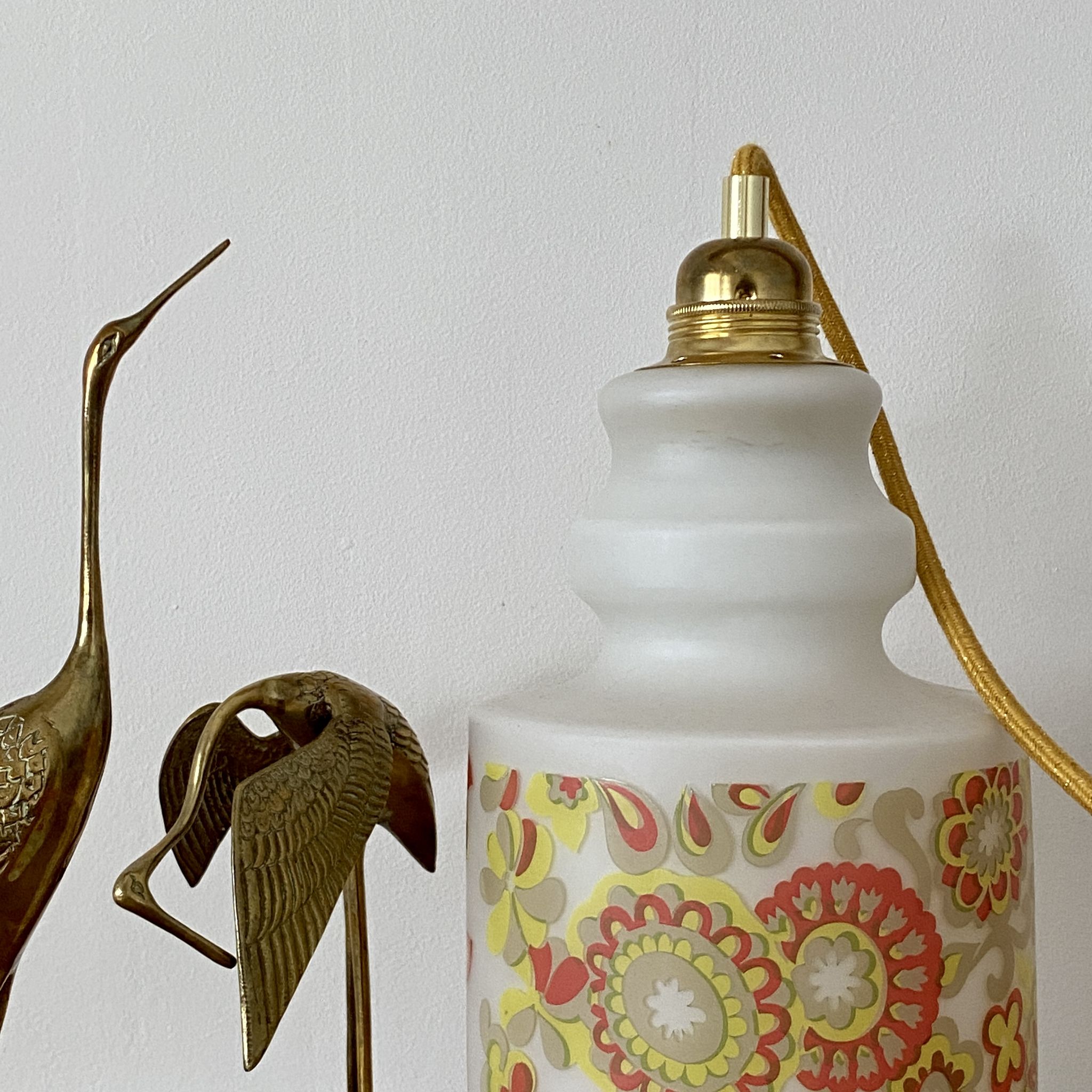 Baladeuse globe vintage en opaline avec motifs