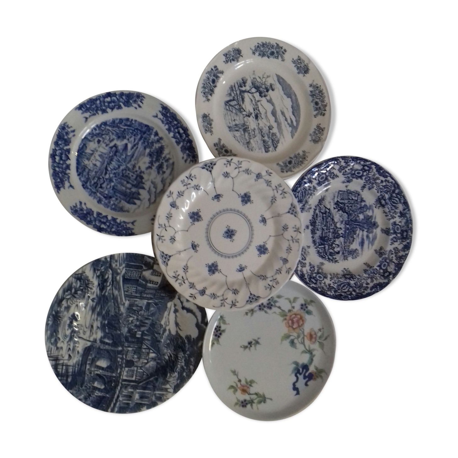 Suite of indigo blue retro plates