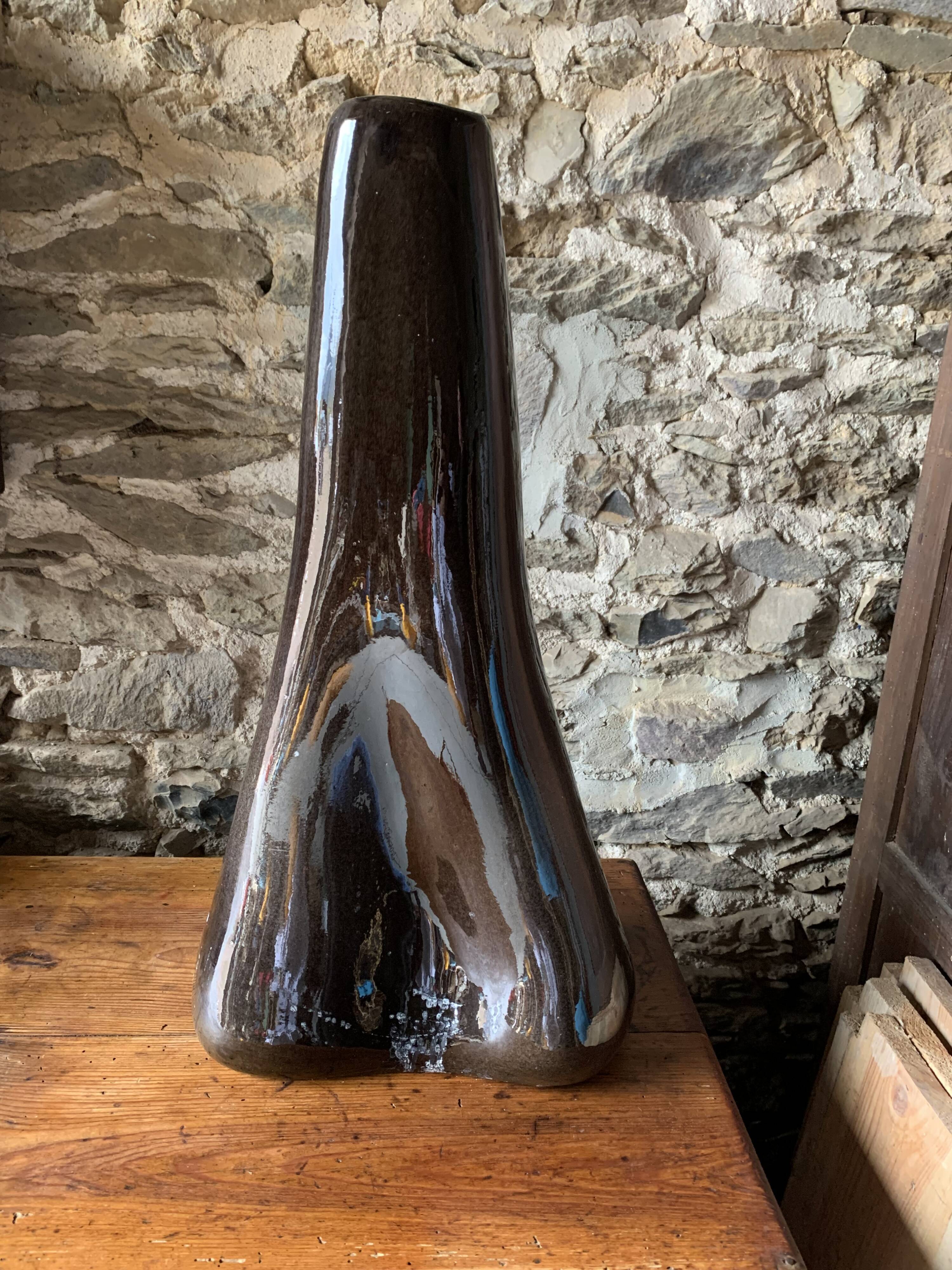 Vase céramique émaillé noir forme libre