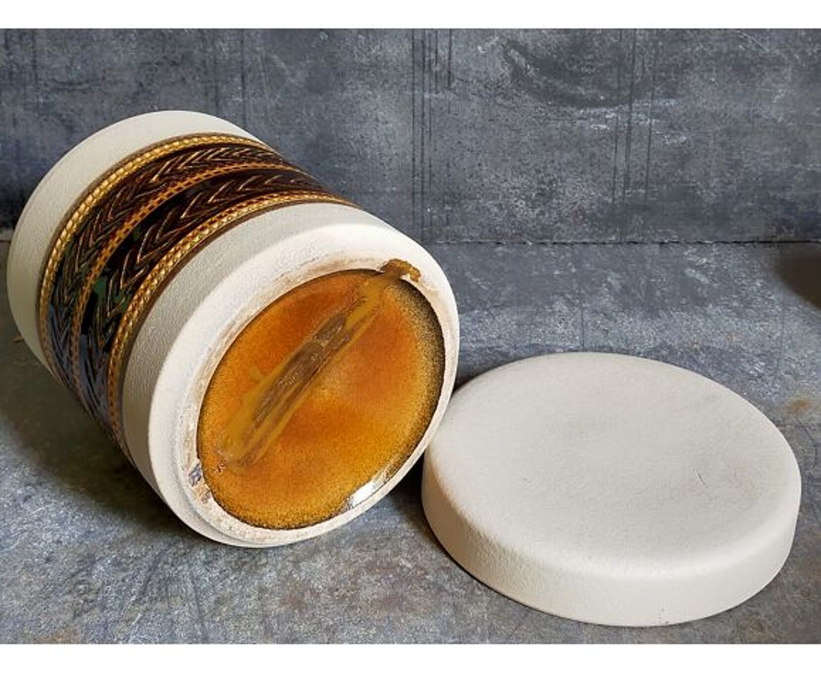 PRODUCT POP UP CHRISTMAS 2022 Ceramic box with graphic decoration, matt white enamel