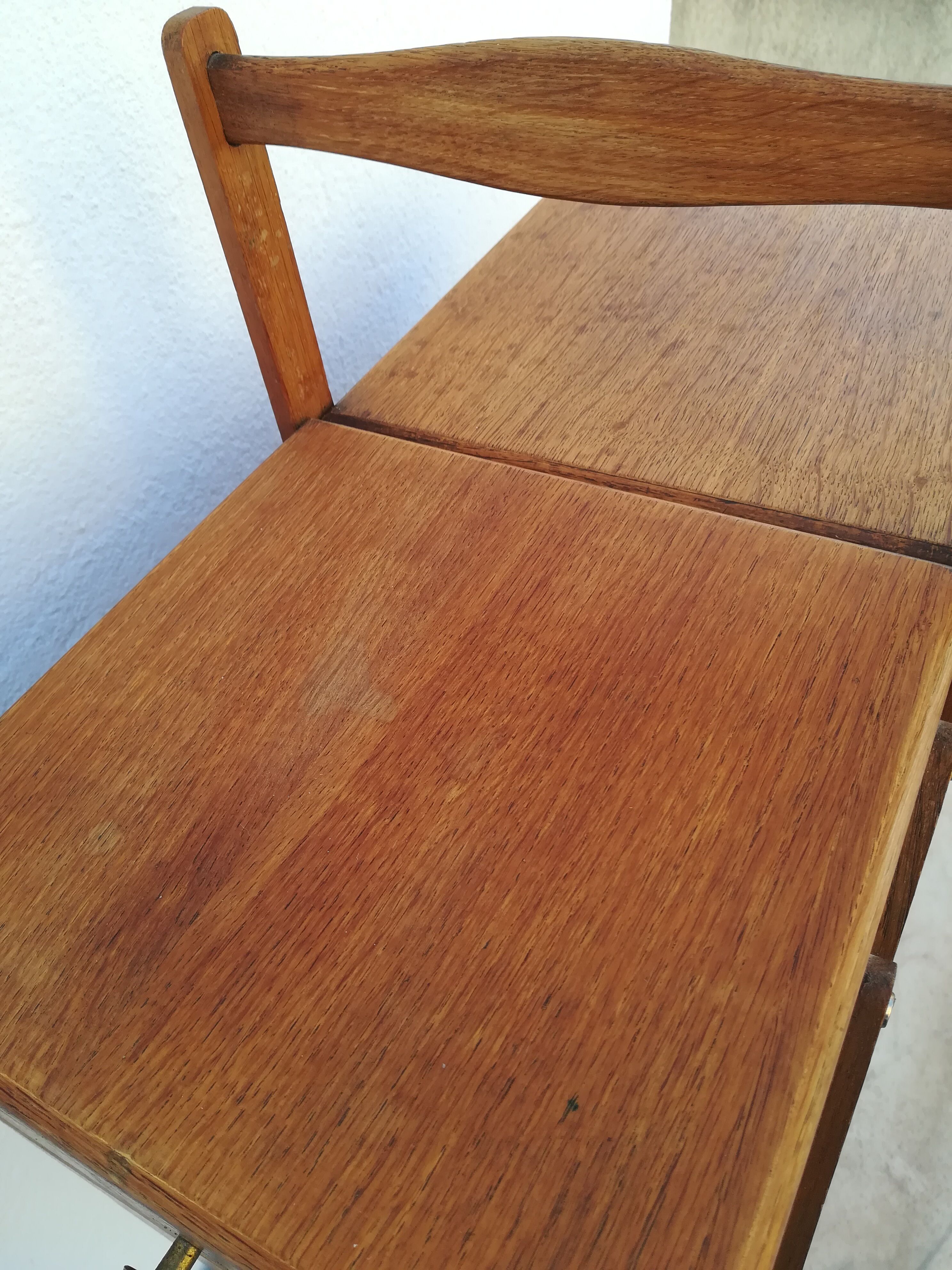 Worker light oak on feet