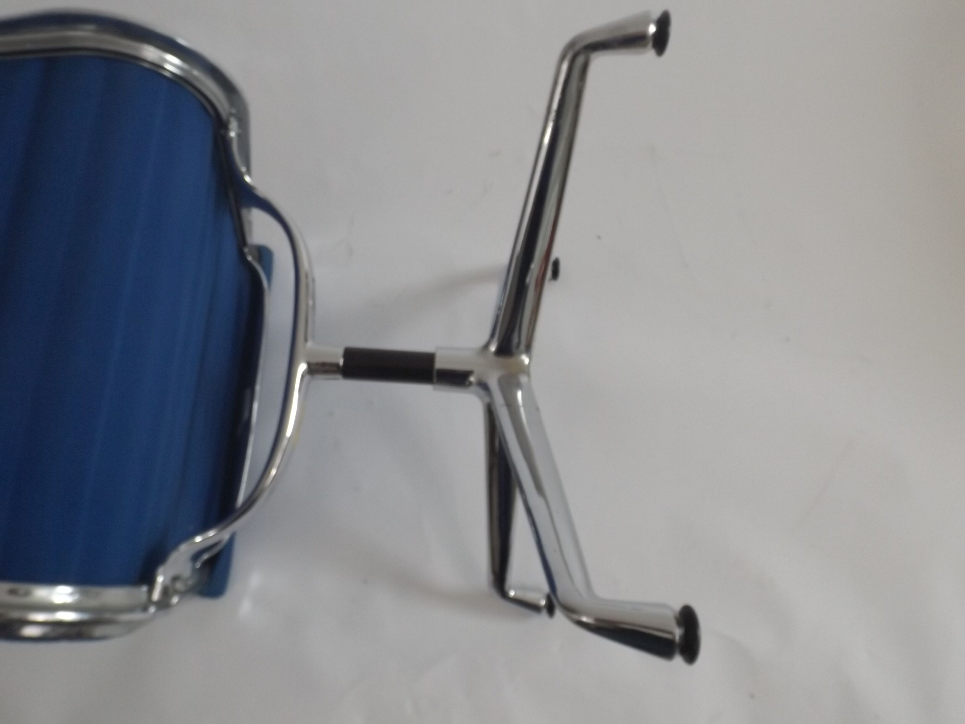 Eames EA 105 side chair