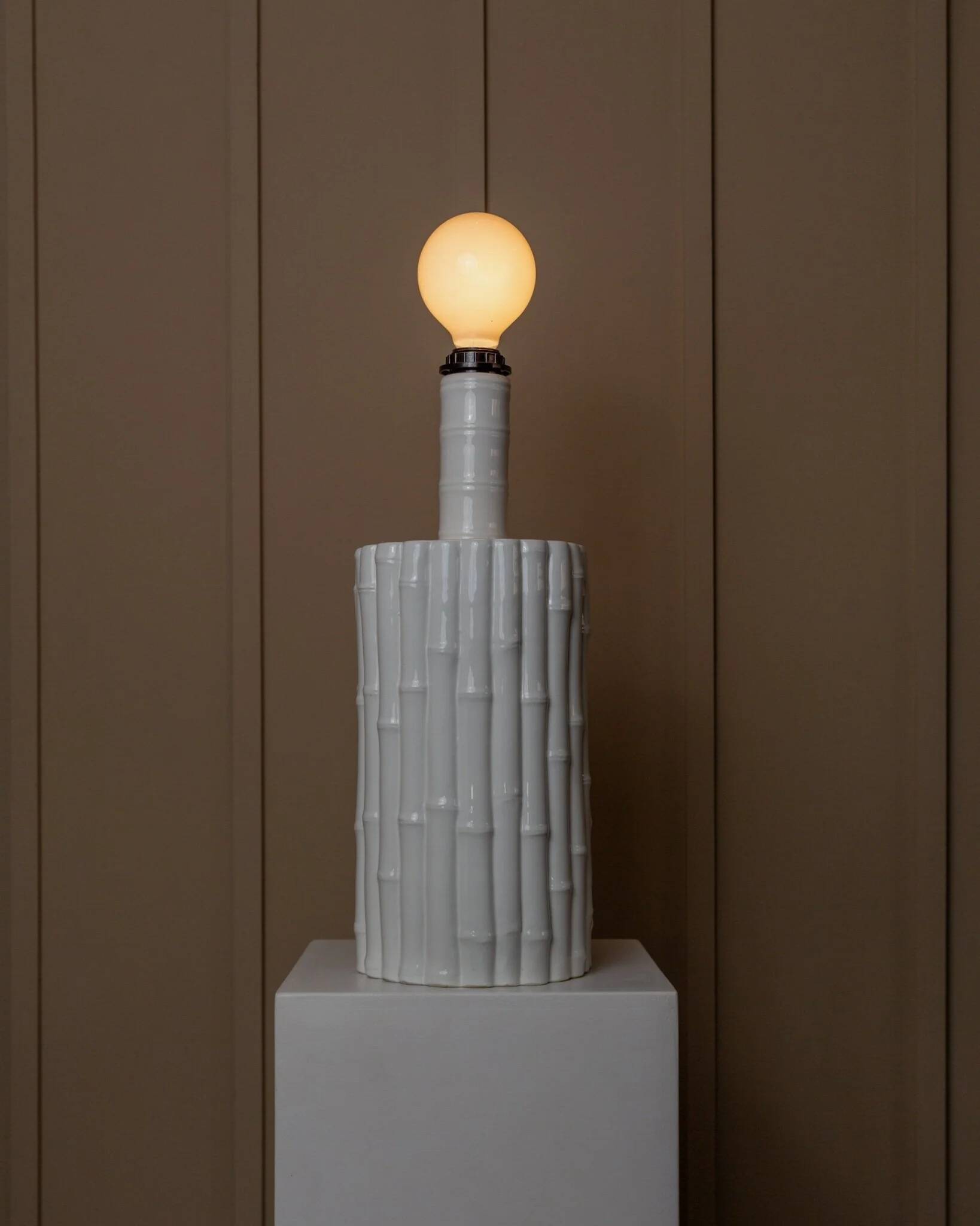 Lampe de table vintage Tommaso Barbi - céramique blanche, effet bambou, Italie années 1970, faite main, style Hollywood Regency, lampe de chevet rétro