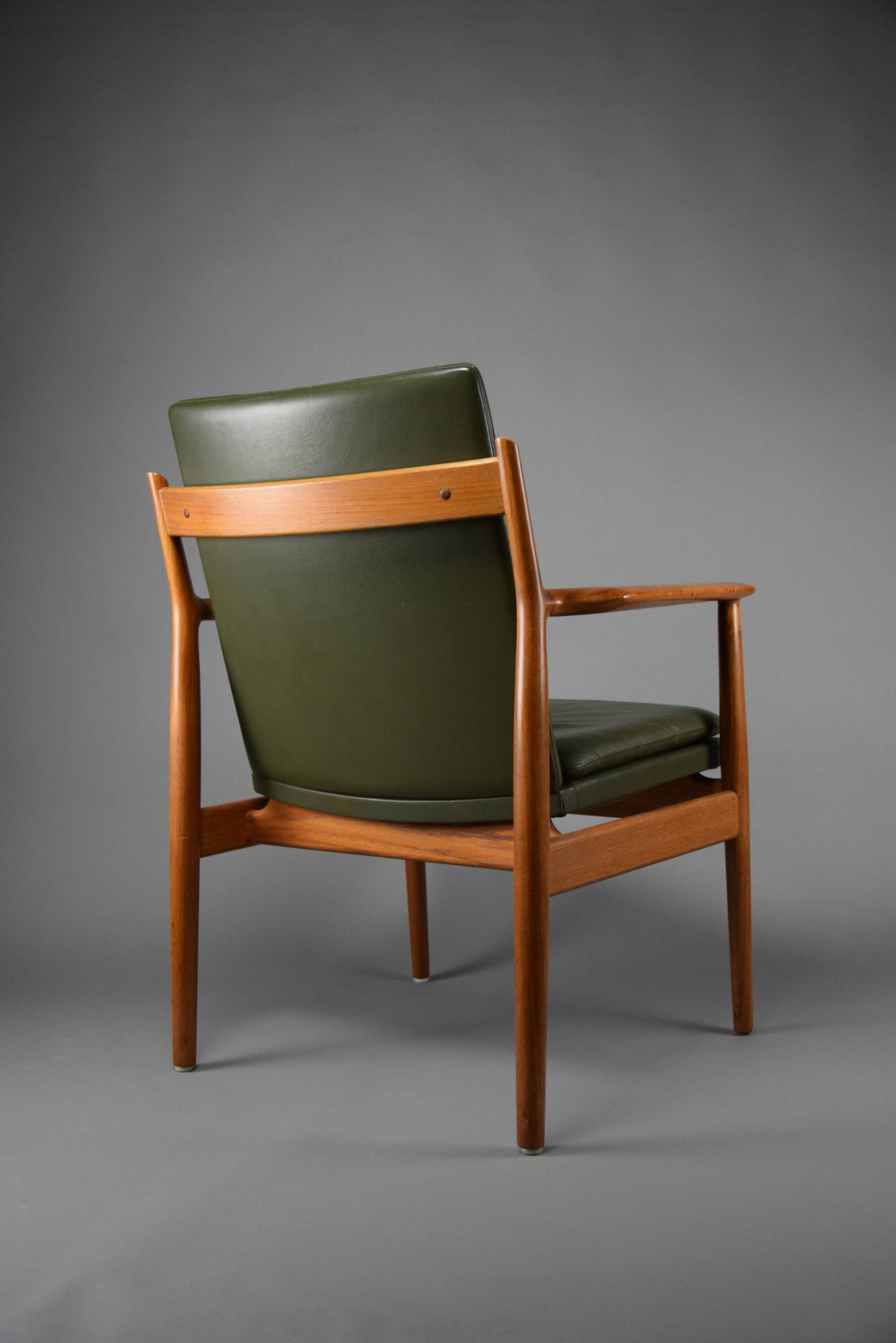 Fauteuil danois moderne du milieu du siècle, vert olive, modèle 431 par Arne Vodder