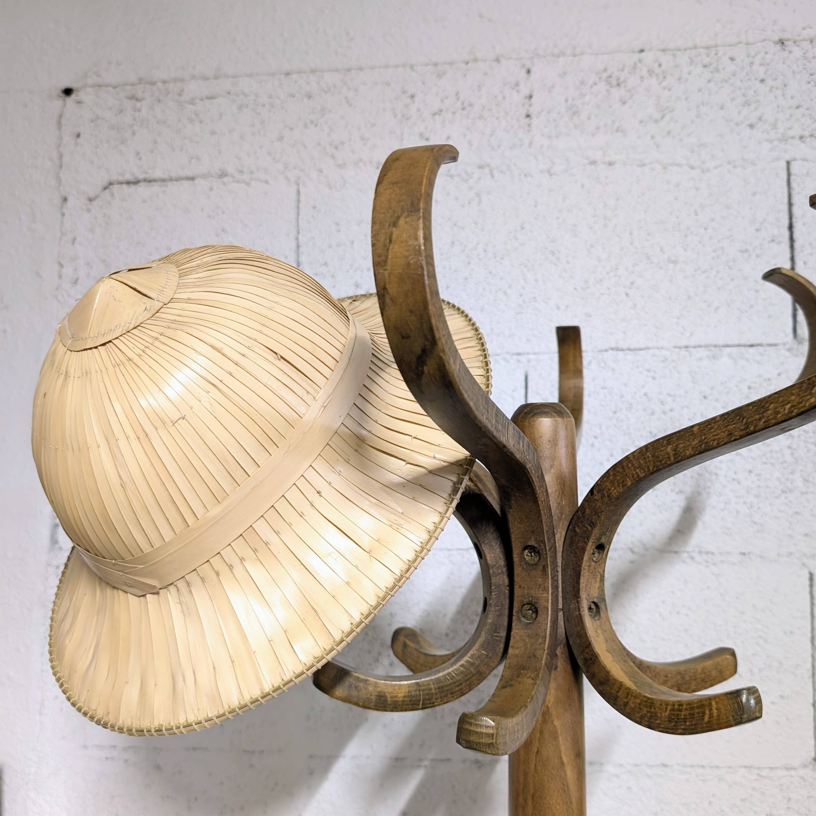 Colonial hat made of braided fibers