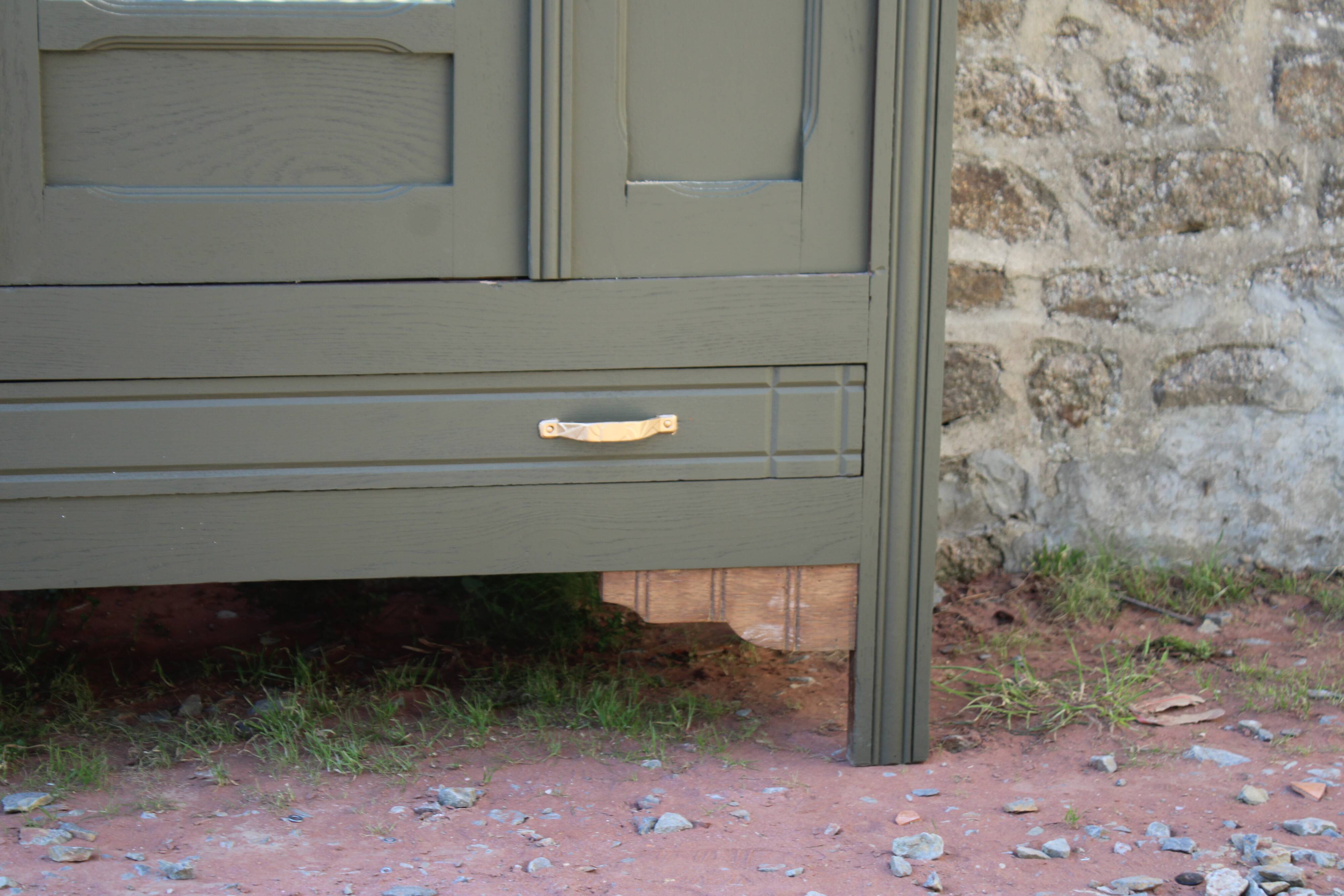 Art Deco wardrobe with three doors – Kaki Barda (Liberon)