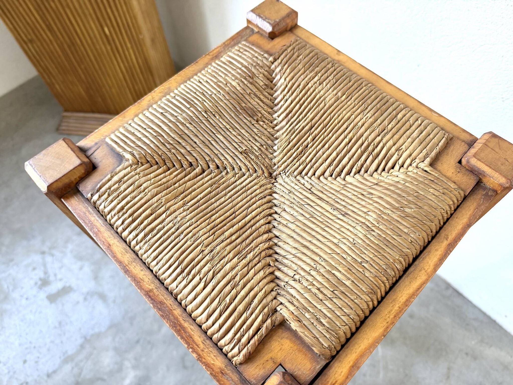 Pair of high stools in solid wood and woven straw Brutalist Style