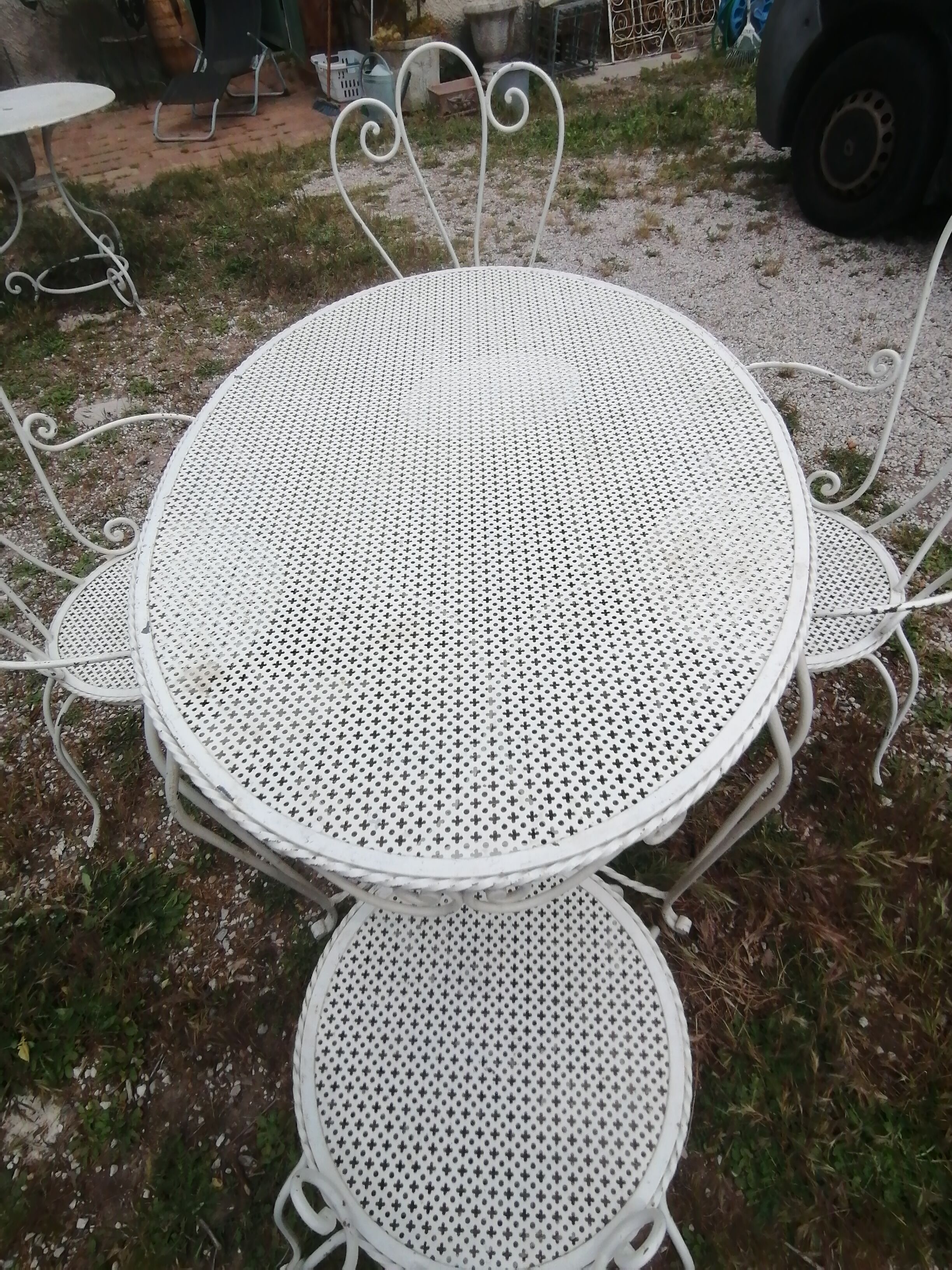 Garden furniture in wrought iron of the 70s. 5 pieces, oval table.