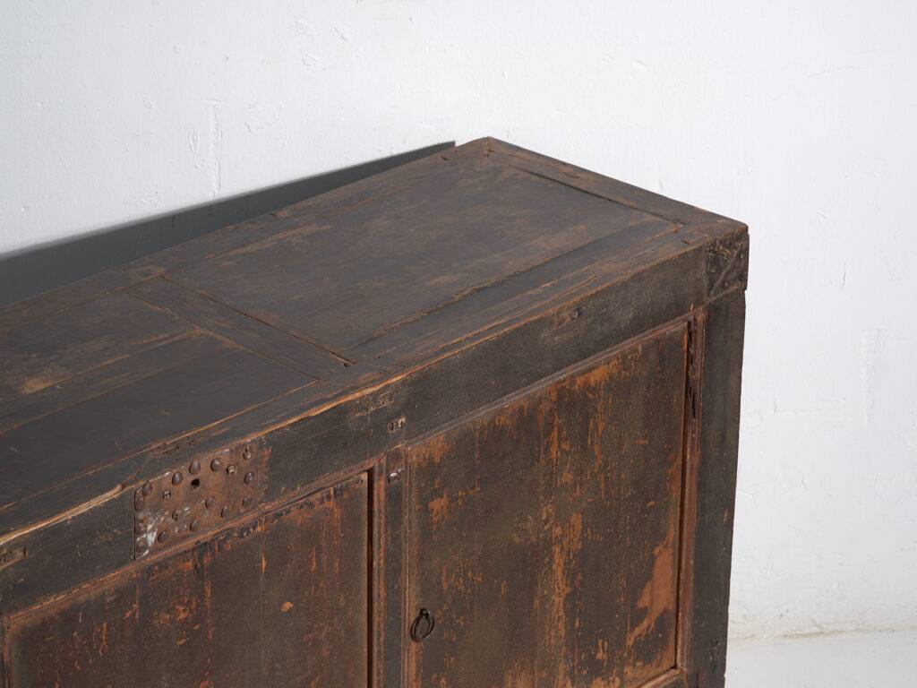 Buffet chinois ancien en bois massif avec patine d’origine – Chine, vers 1930