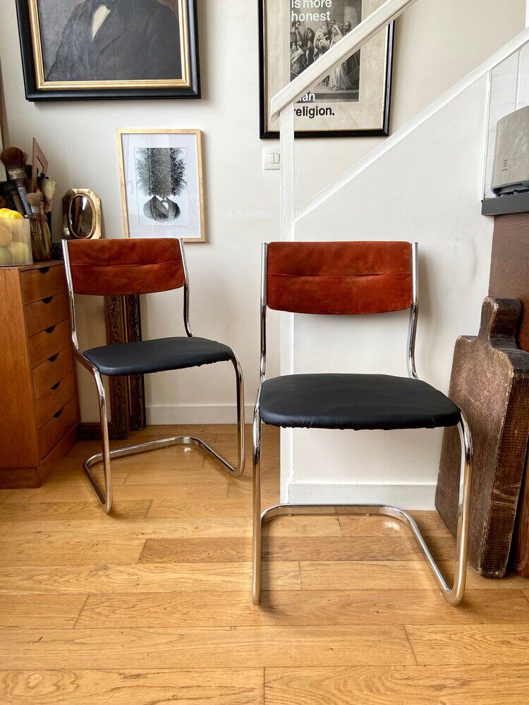 Paire de chaises en nubuck, skaï et aluminium chromé