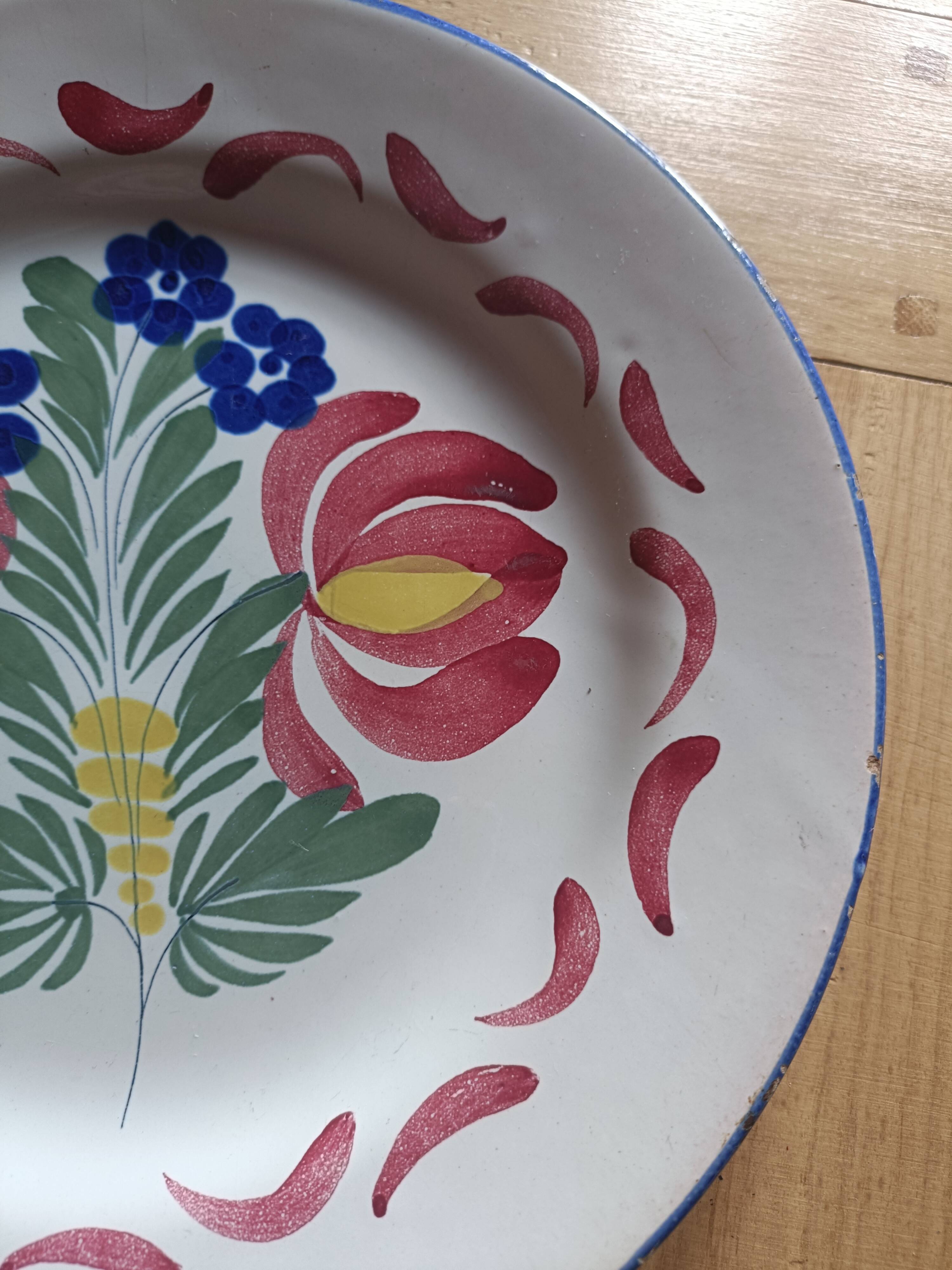 Assiette en faïence de l'Est