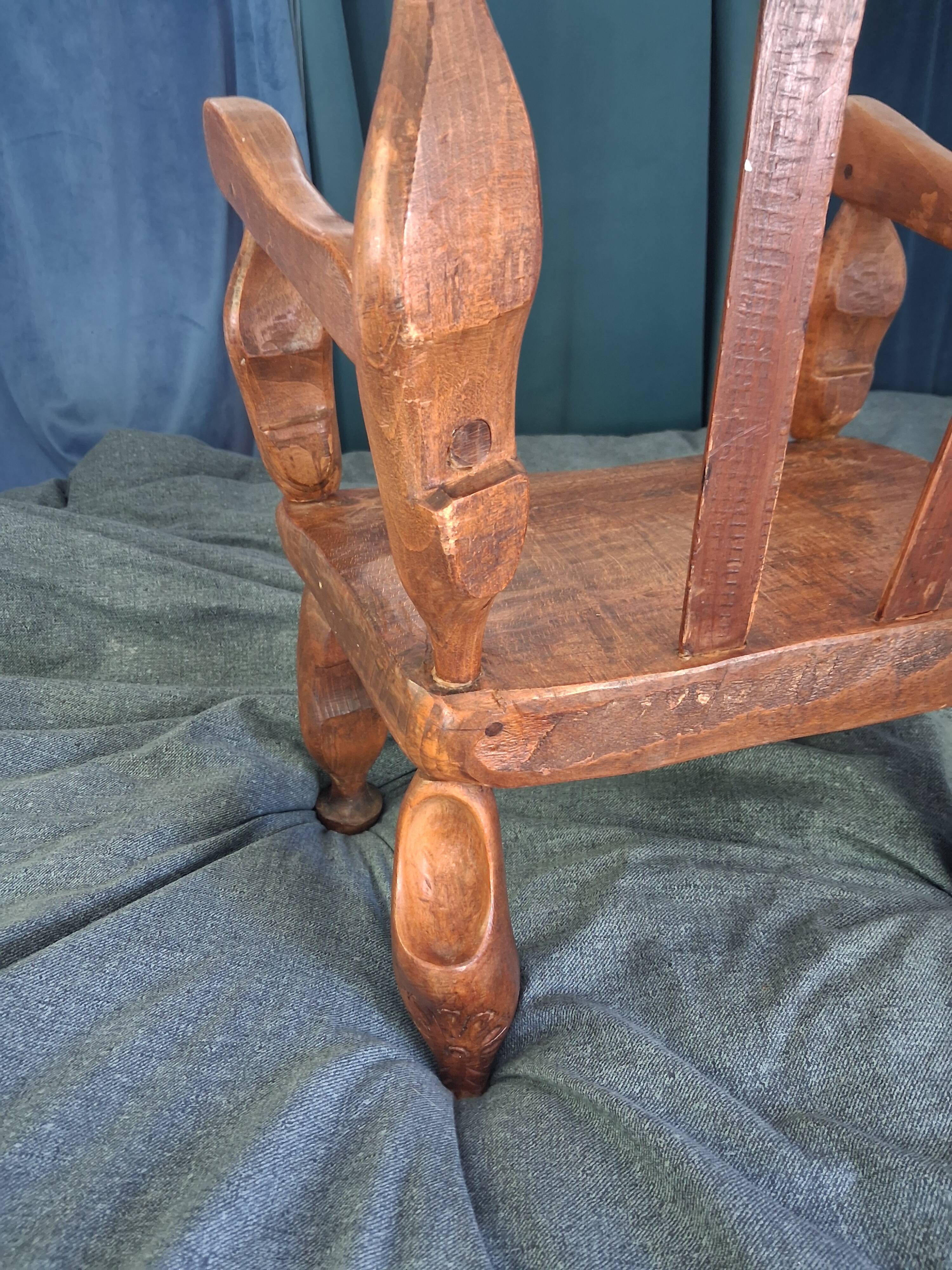 Chaise enfant en chêne sculpté. Ancien meuble breton