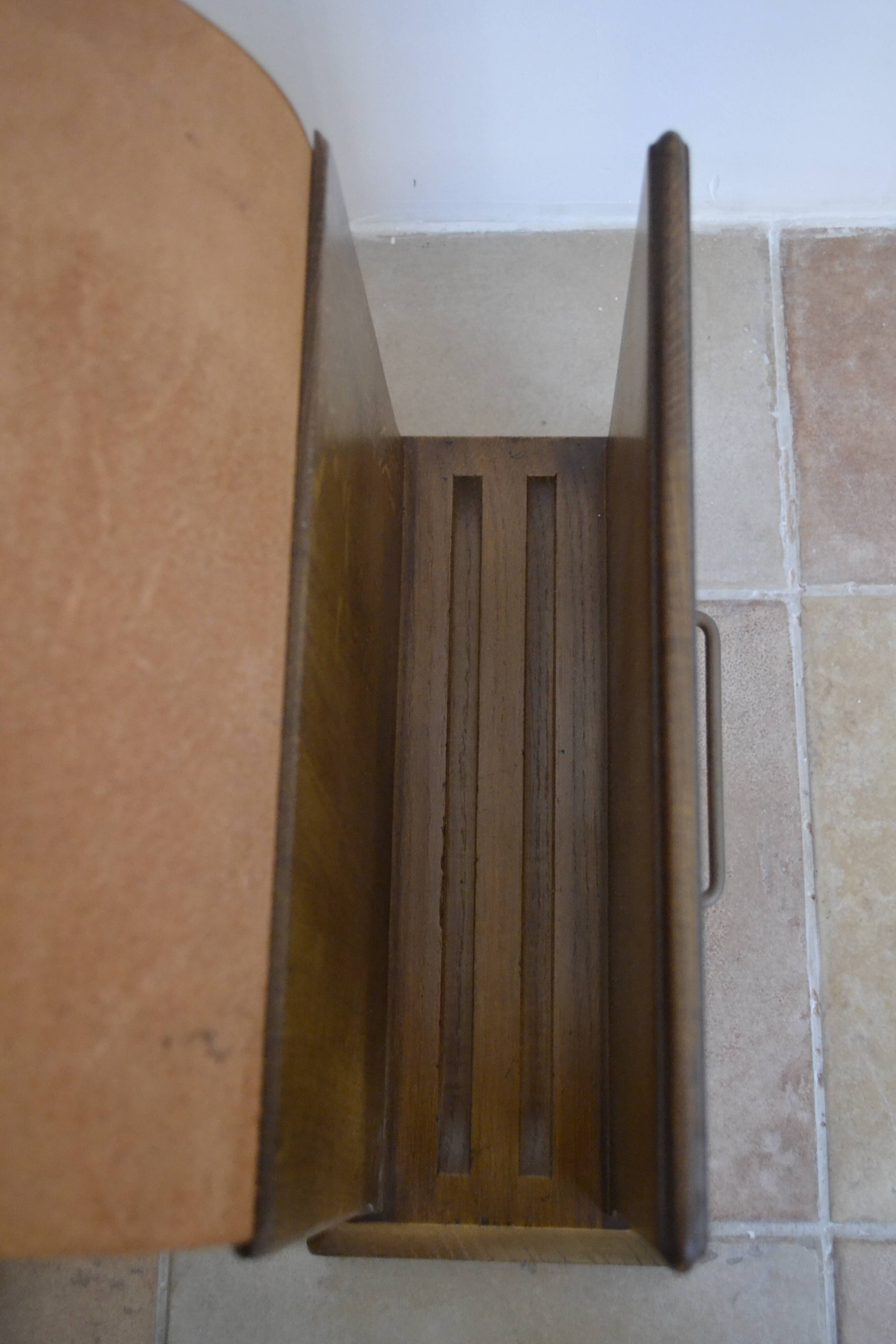 Magazine holder in wood and leather