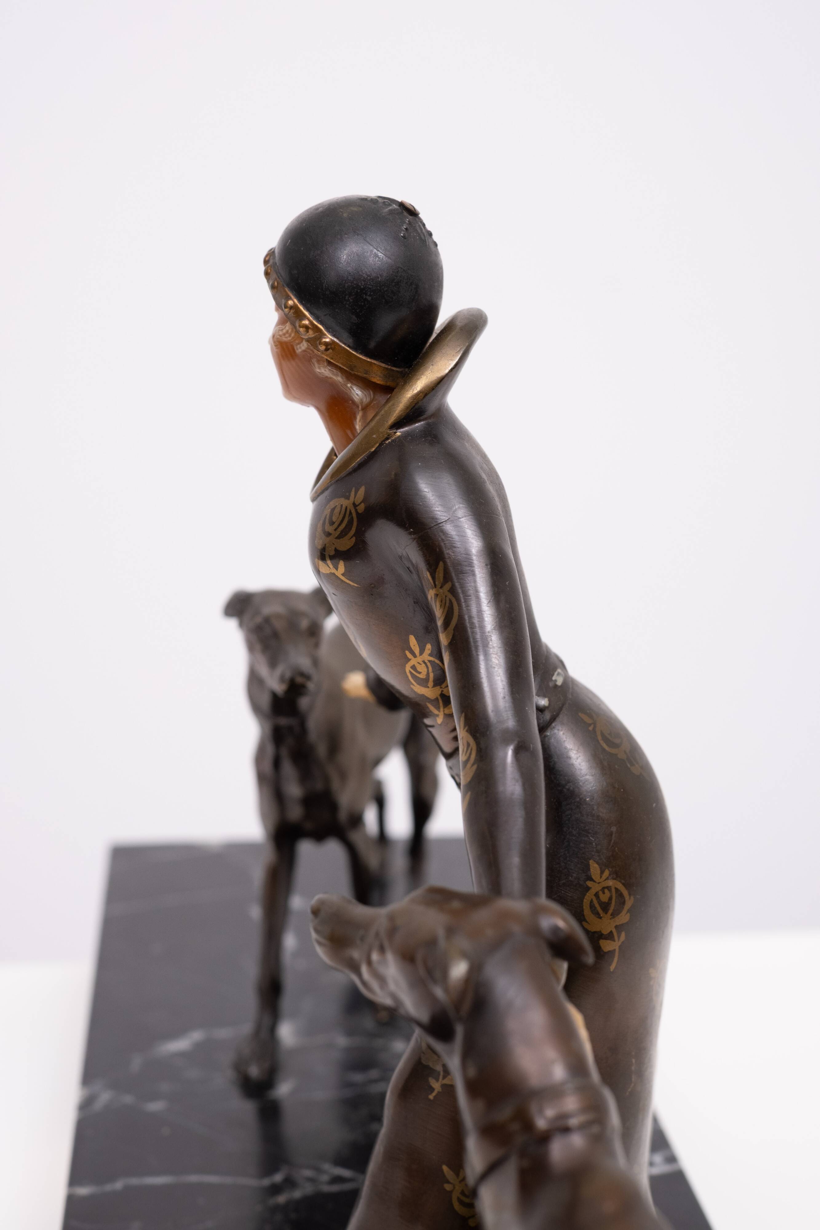 Sculpture Art Déco d'une femme avec des lévriers 1920/30 France