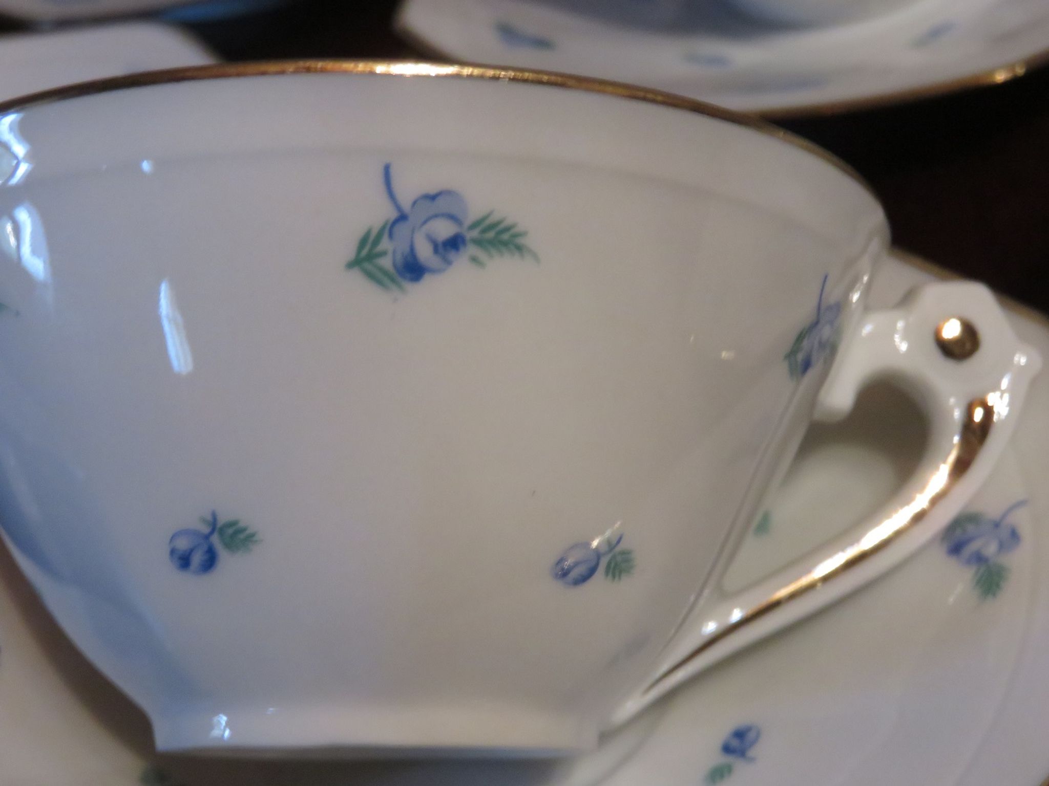 Suite de 10 tasses et sous-tasses art déco