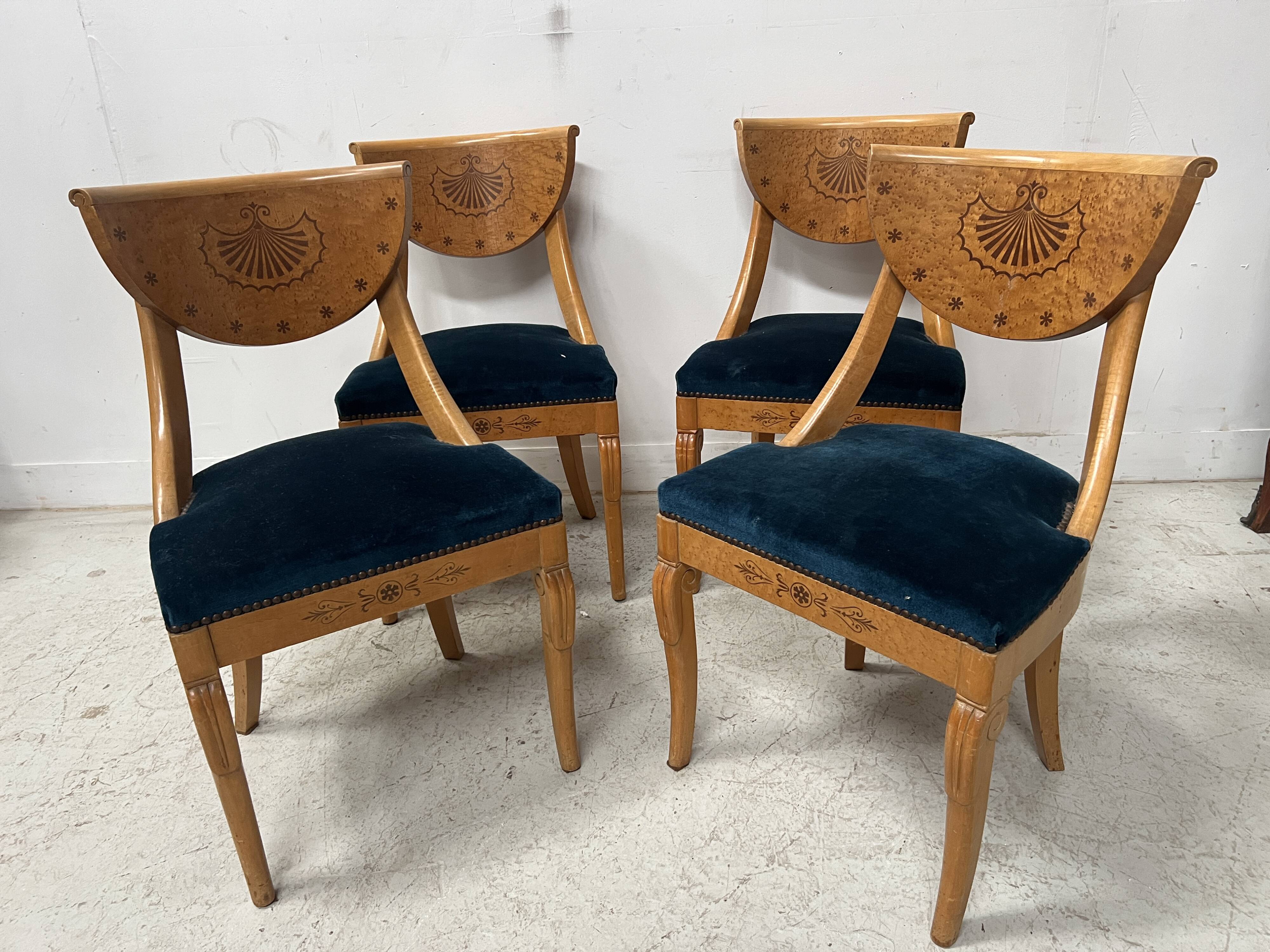 Suite de quatre chaises de style Charles X en bois d'érable XX siècle