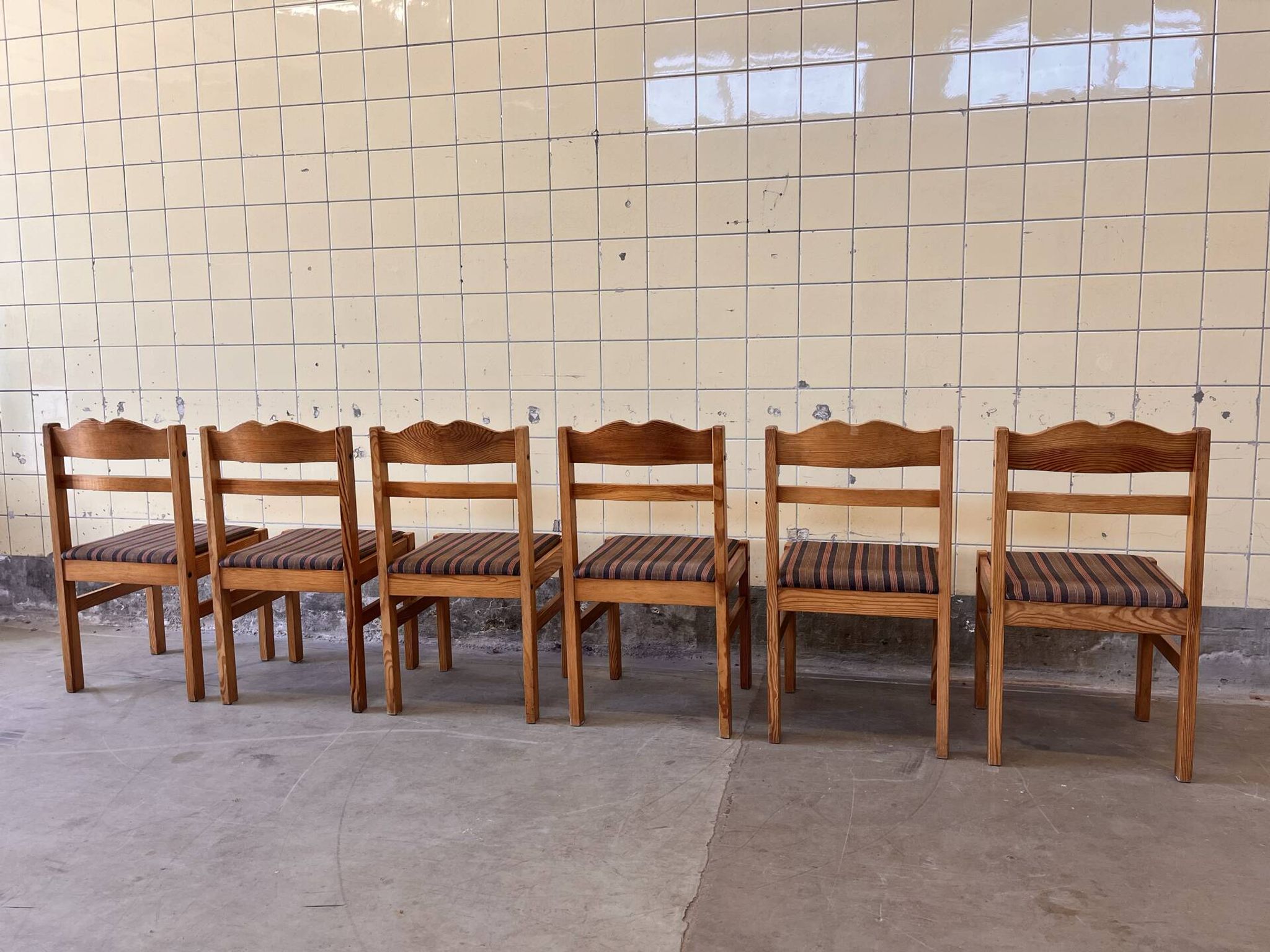 Ensemble de six chaises de salle à manger scandinaves en pin.