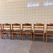 Ensemble de six chaises de salle à manger scandinaves en pin.
