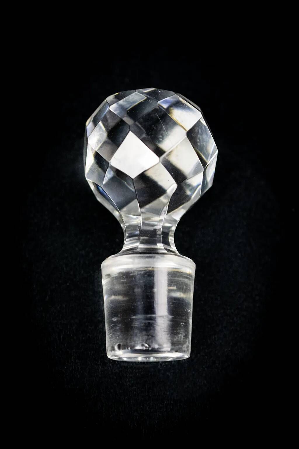 Flacon Baccarat modèle Nancy, cristal taillé et liseré doré, avant 1936