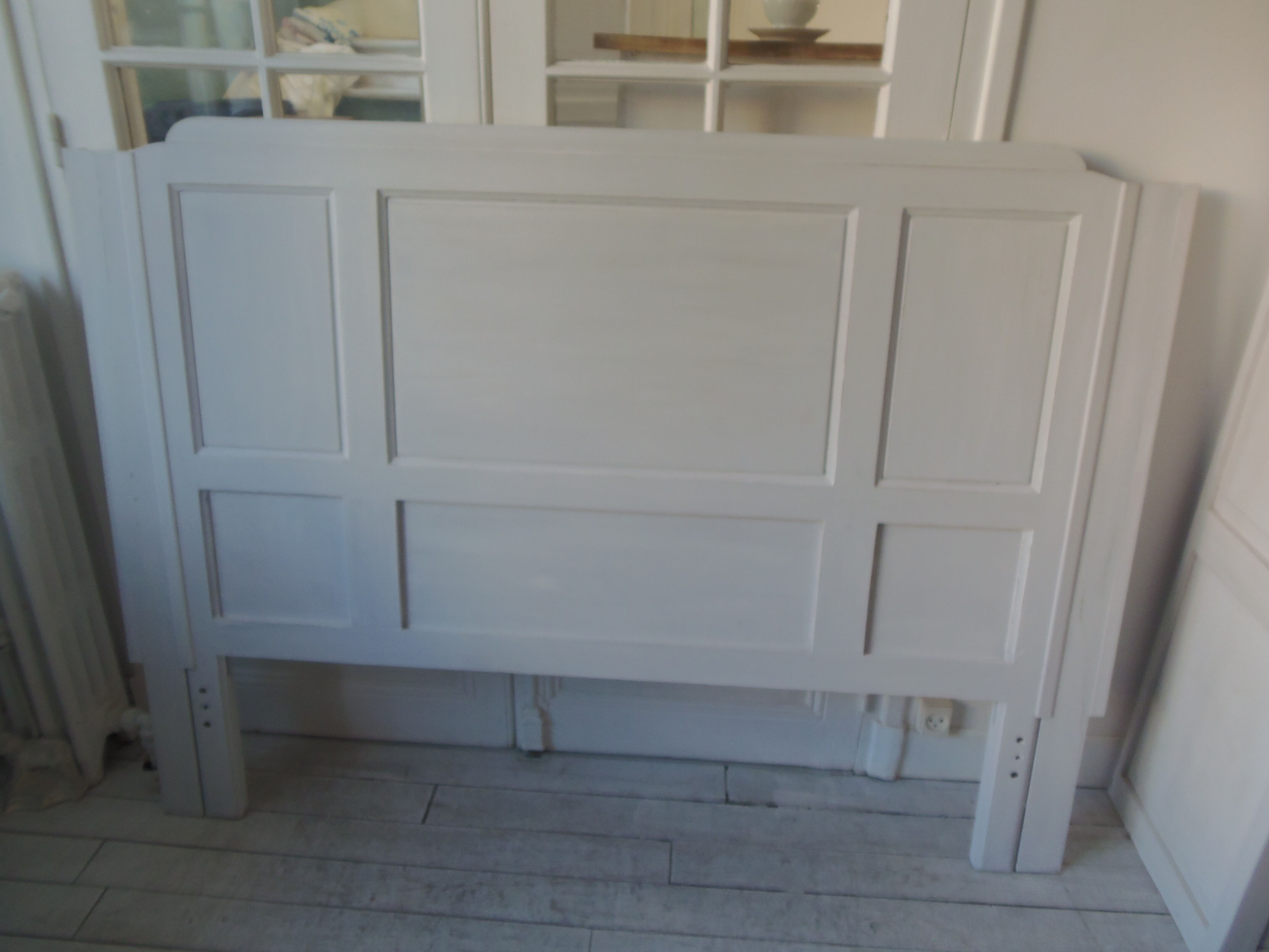 Headboard for a bed of 160 patinated pearl gray waxed finish.