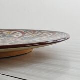 Grand plat coloré.