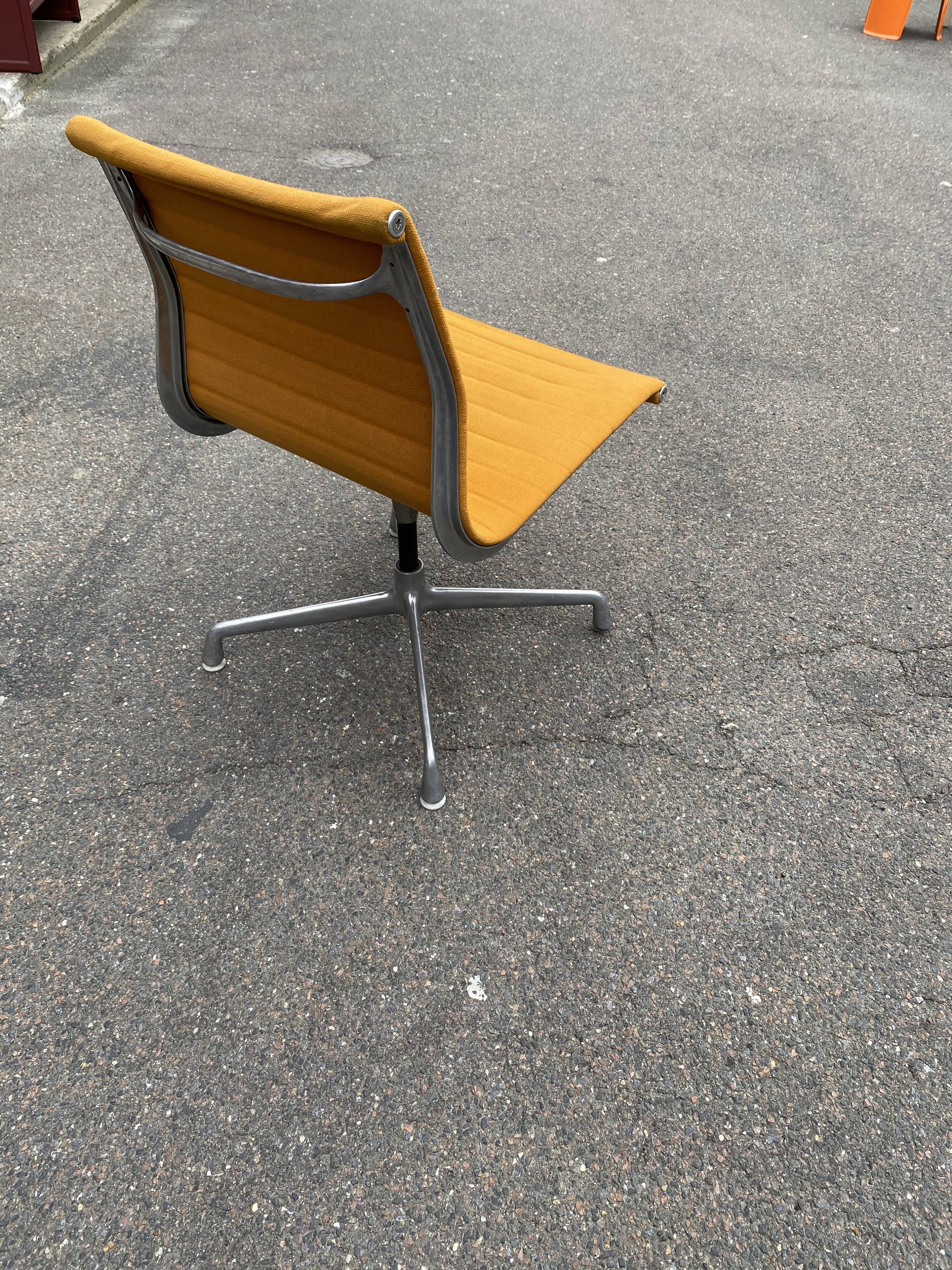 Eames design armchair, Hermann Miller edition, Aluminium Group series