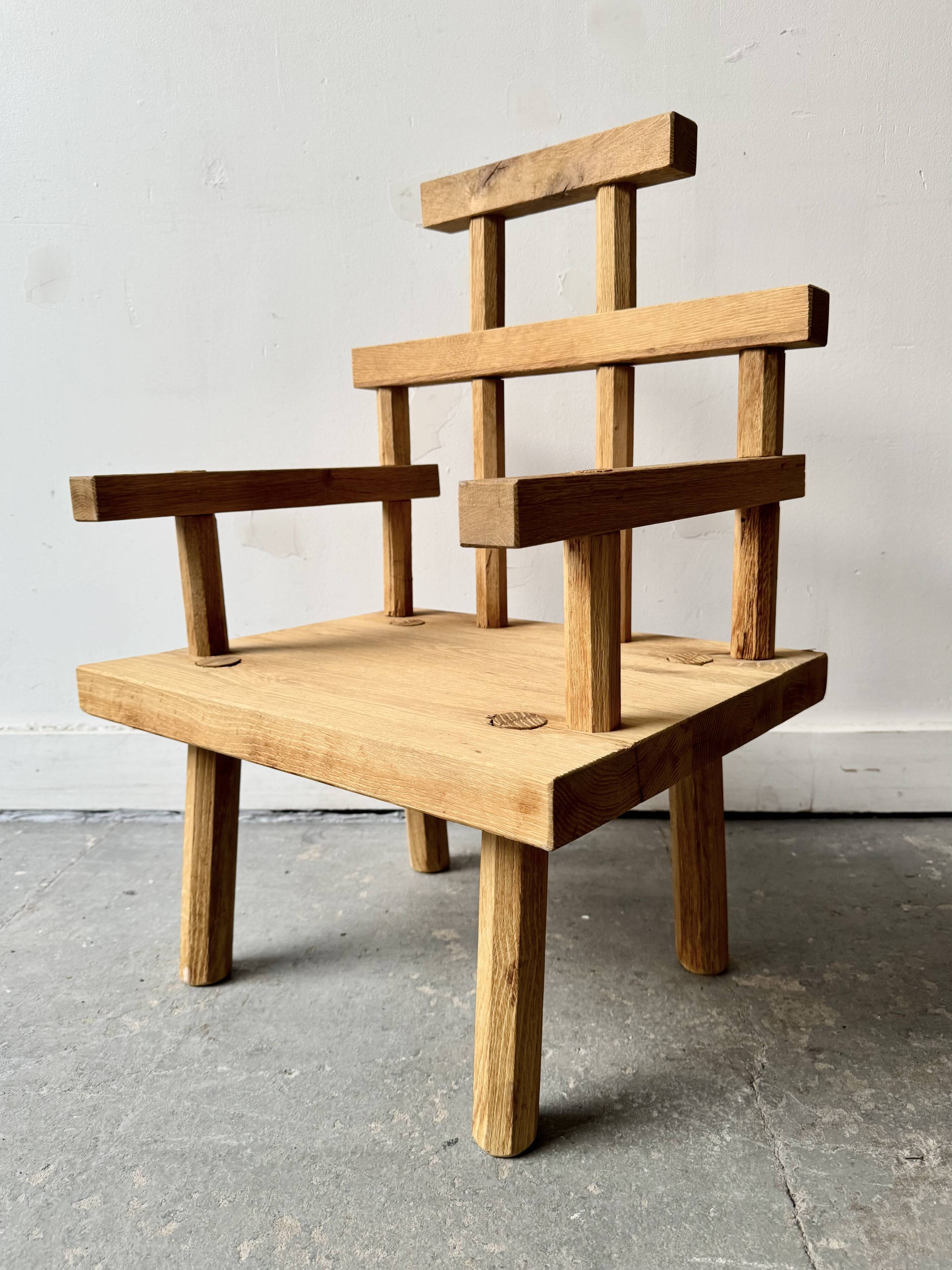 Chaise en bois primitive pour enfant