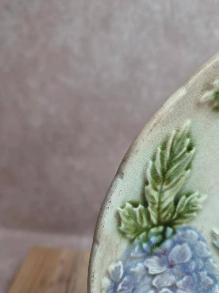 Antique majolica plate – Raised decoration of mauve hydrangeas – Art Nouveau