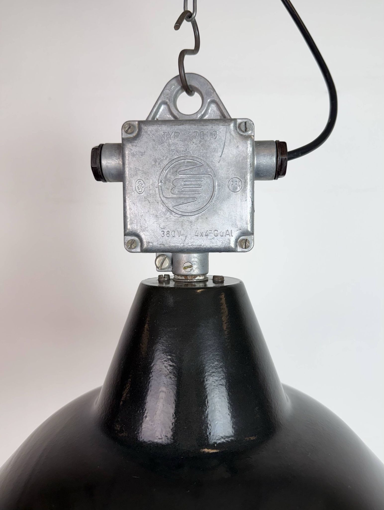 Lampe à pendentif en émail noir industriel d'Elektrosvit, années 1960.