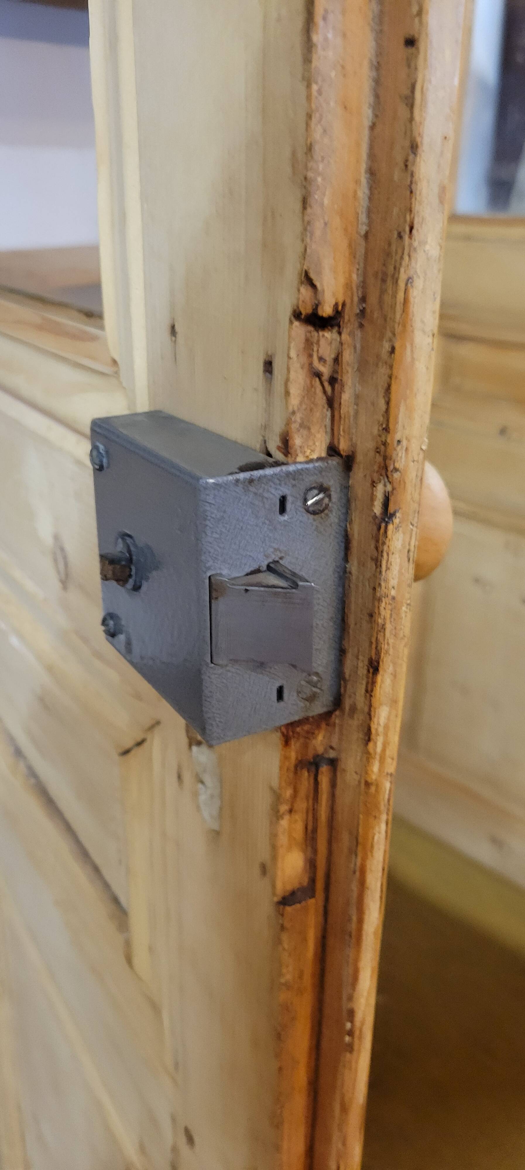 Monumental library of pine wood, from the 19th century.