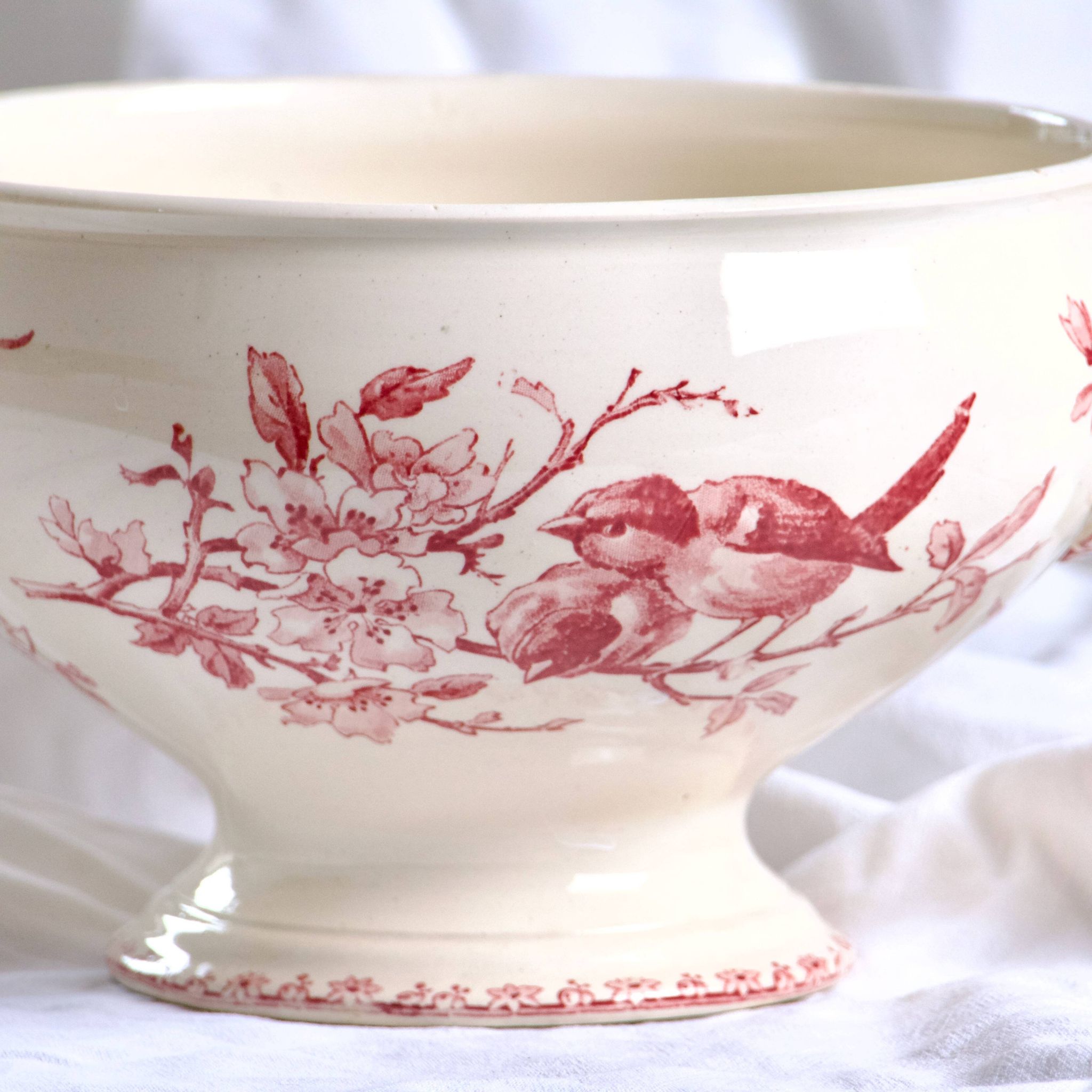 Salad bowl, soup tureen in pink ironware Sarreguemines "Favori" service, 19th century